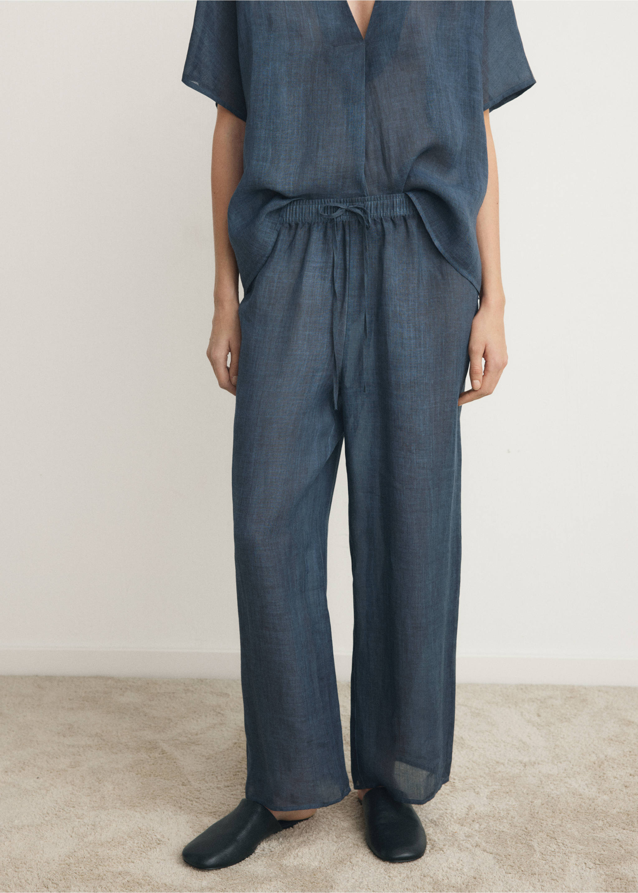 100% ramie trousers with an overdyed effect - Details of the article 6, Ink Blue. Ref: 27063320-00.