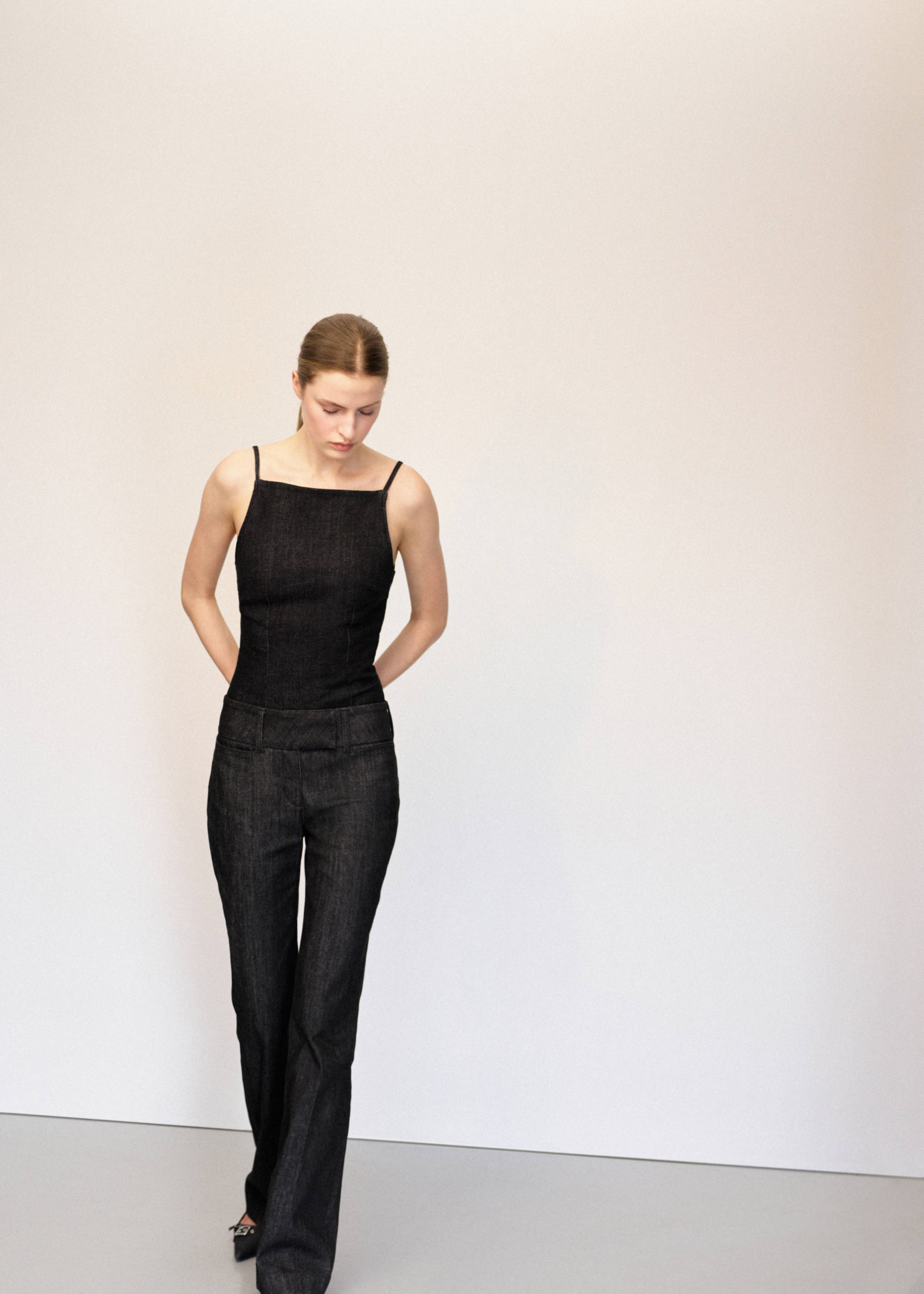 Flared-Jeans mit mittlerer Bundhöhe - Allgemeine Ansicht, Schwarz. Ref: 27063329-00.