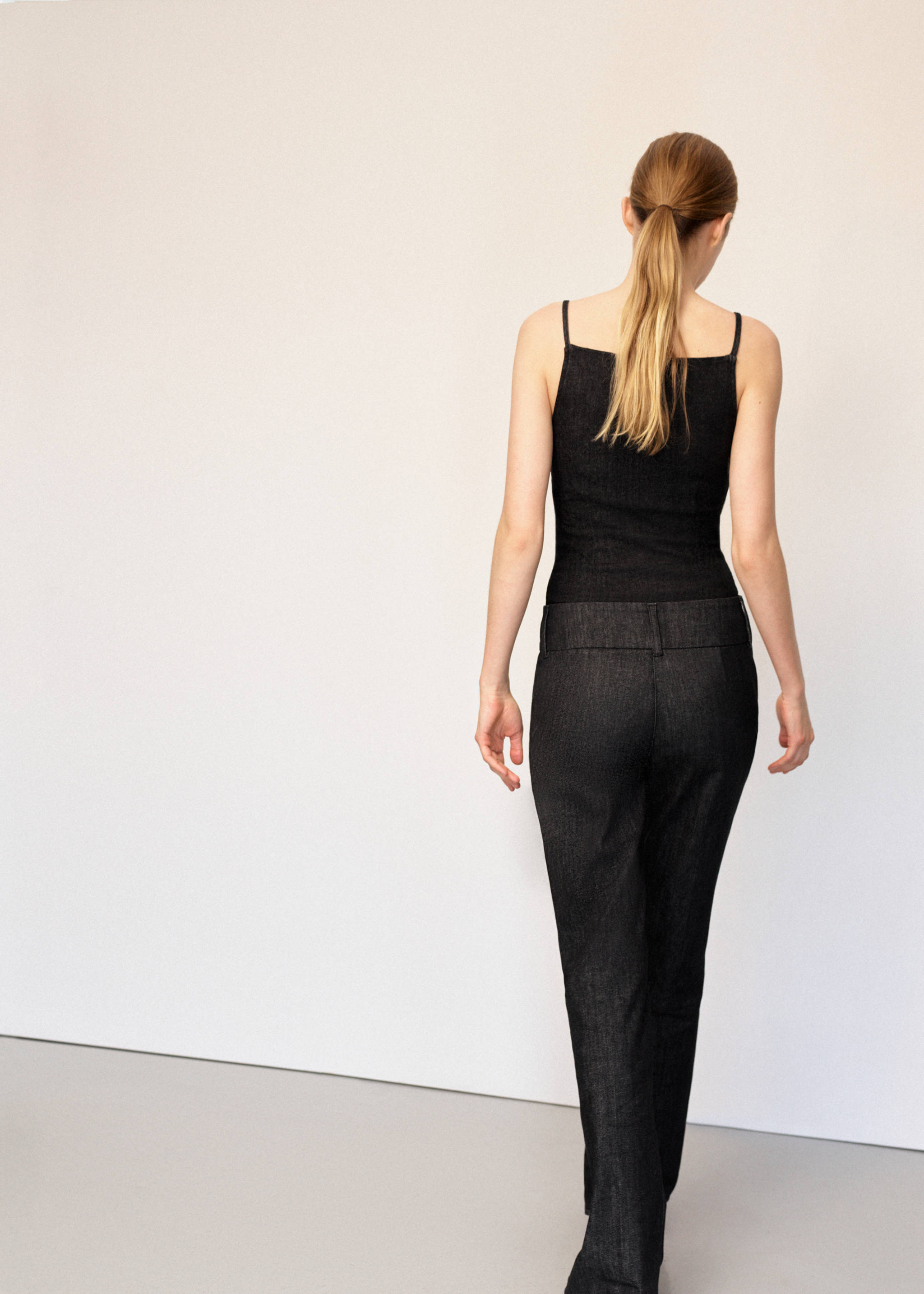 Flared-Jeans mit mittlerer Bundhöhe - Rückseite des Artikels, Schwarz. Ref: 27063329-00.