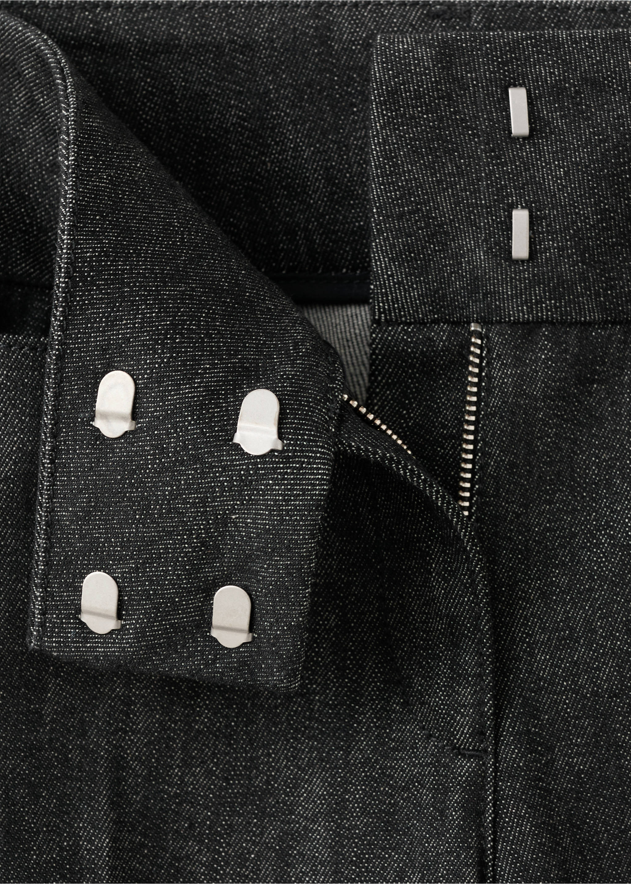 Flared-Jeans mit mittlerer Bundhöhe - Detail des Artikels 8, Schwarz. Ref: 27063329-00.