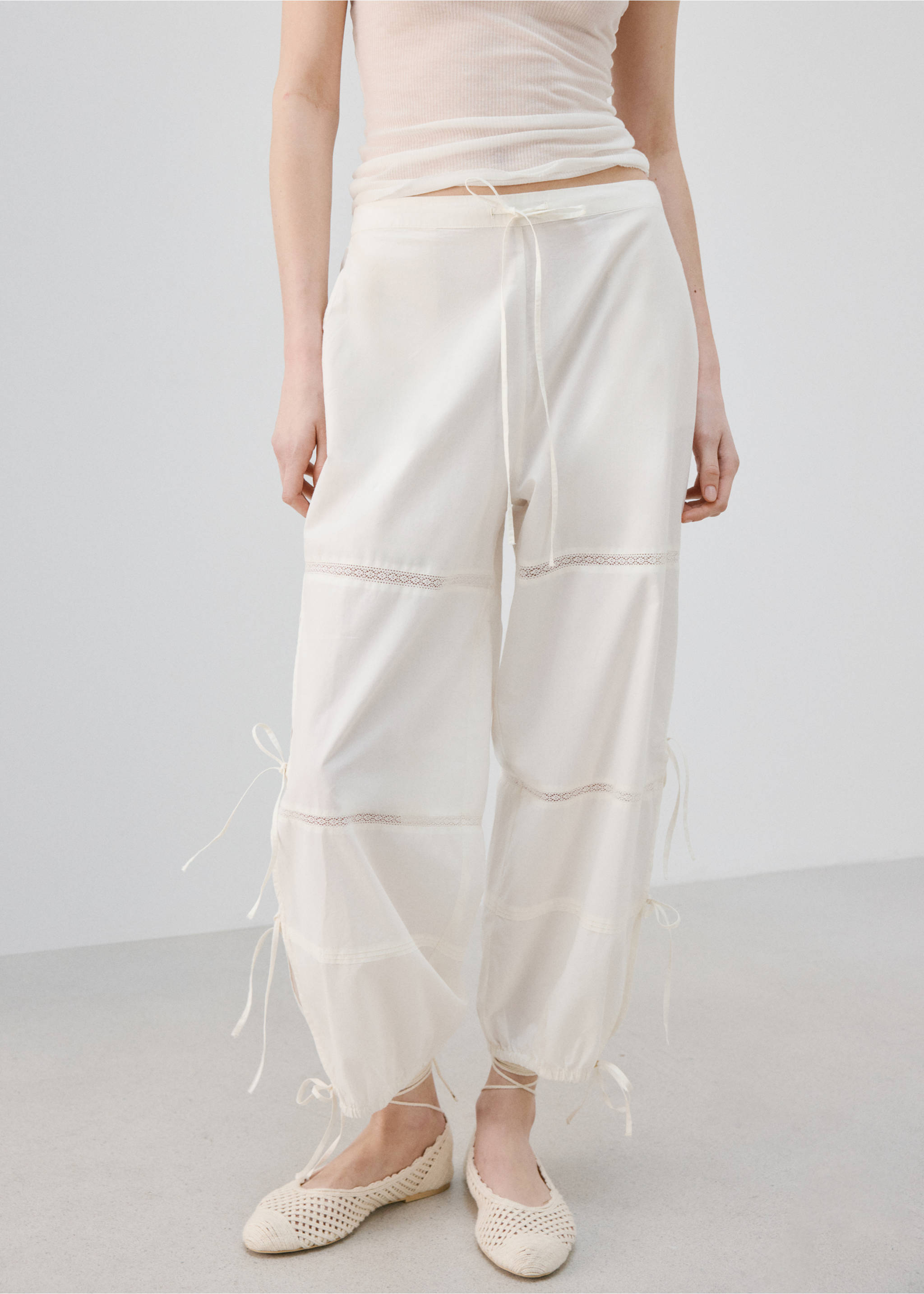 Cotton baggy trousers with bows - Medium plane, Ivory White. Ref: 27063331-00.