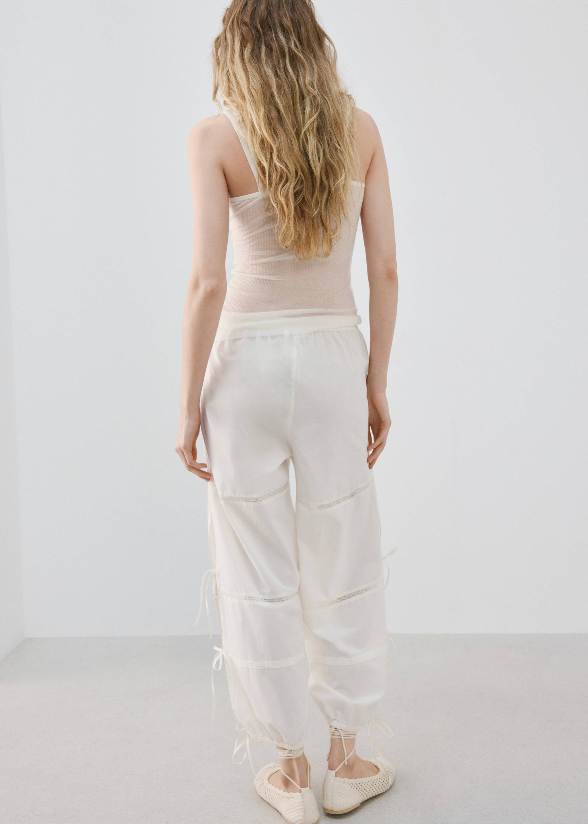 Cotton baggy trousers with bows - Reverse of the article, Ivory White. Ref: 27063331-00.