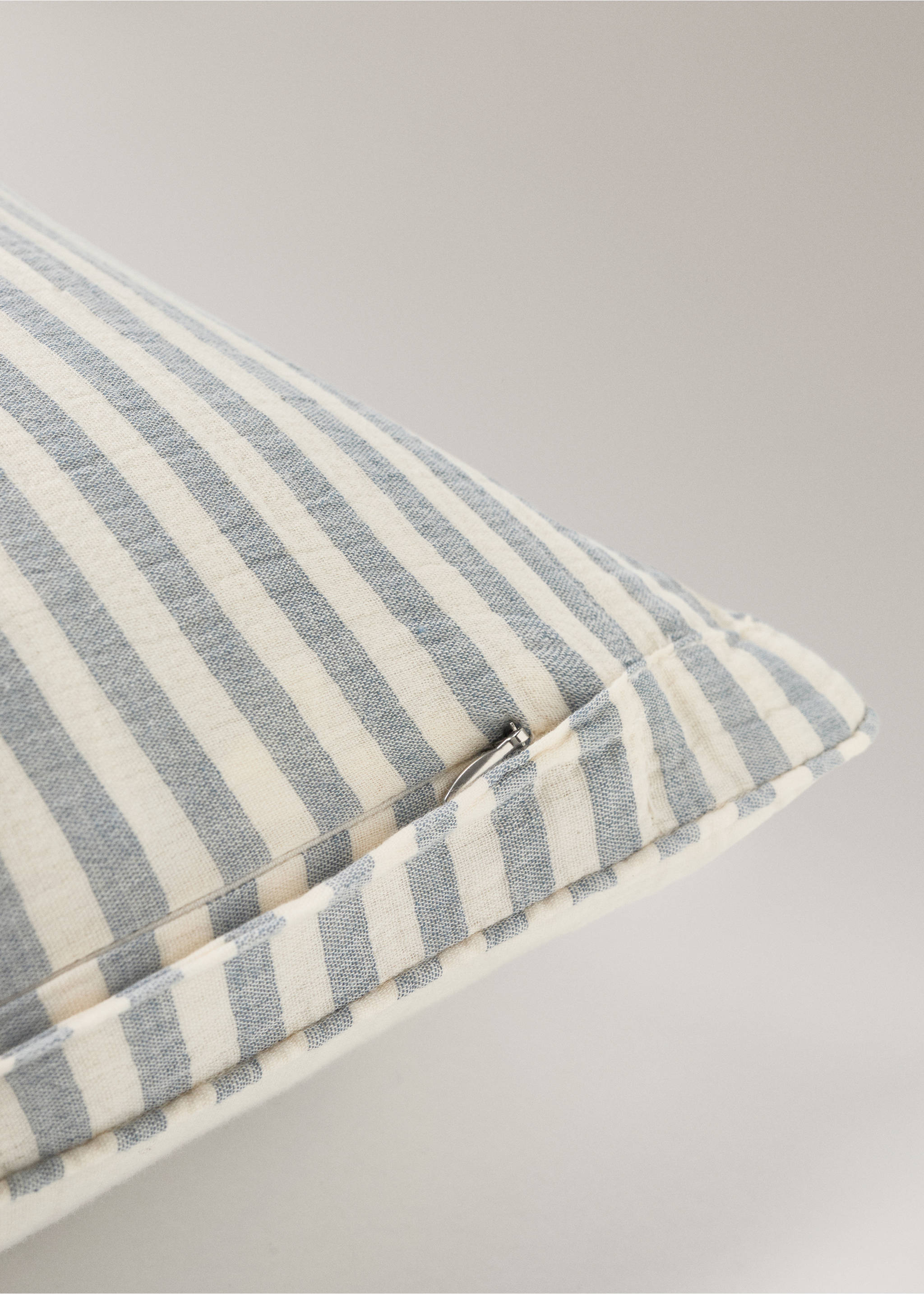 Embroidered alphabet cushion cover - Details of the article 2, White. Ref: 27063333-00.