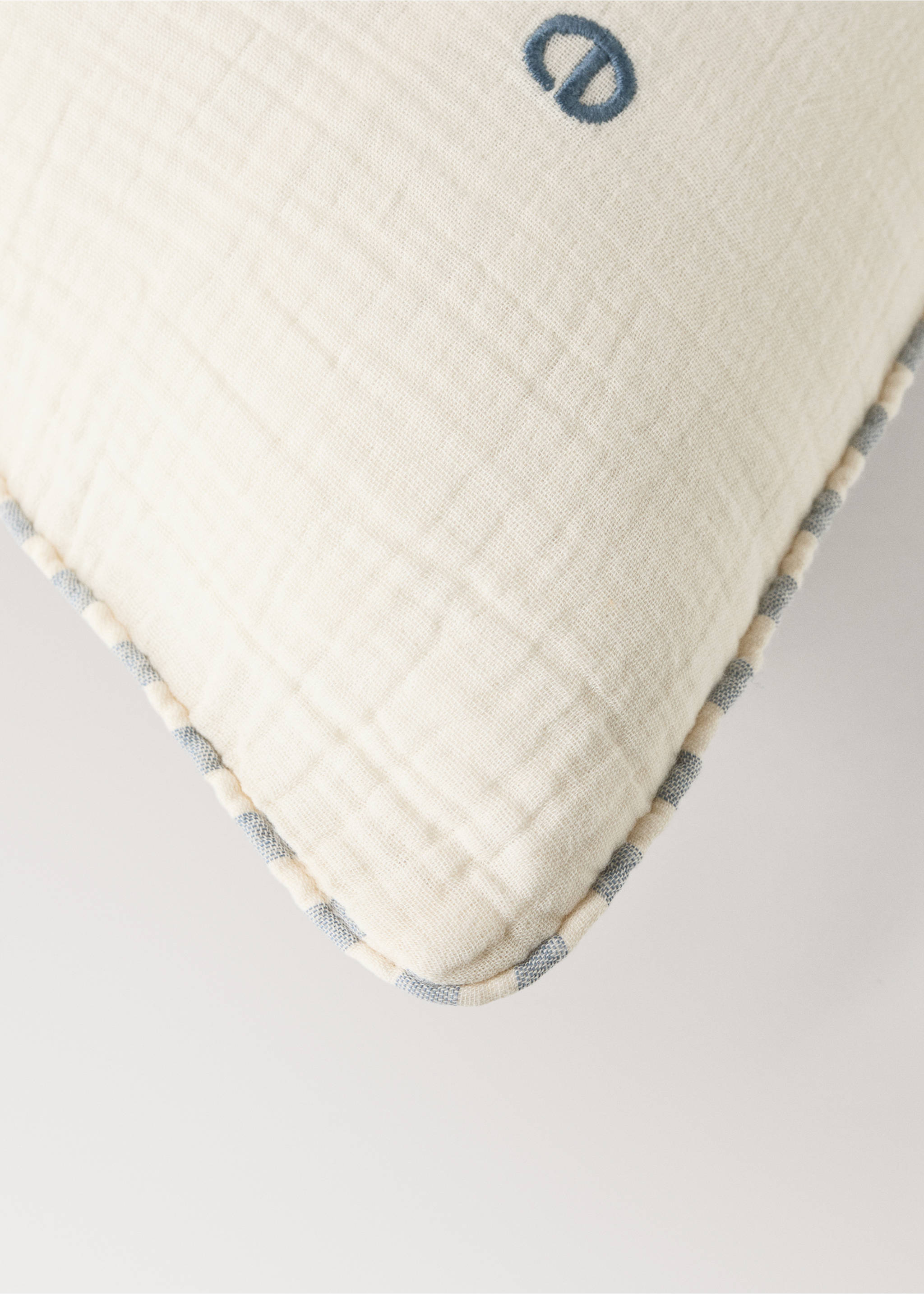 Embroidered alphabet cushion cover - Details of the article 4, White. Ref: 27063333-00.