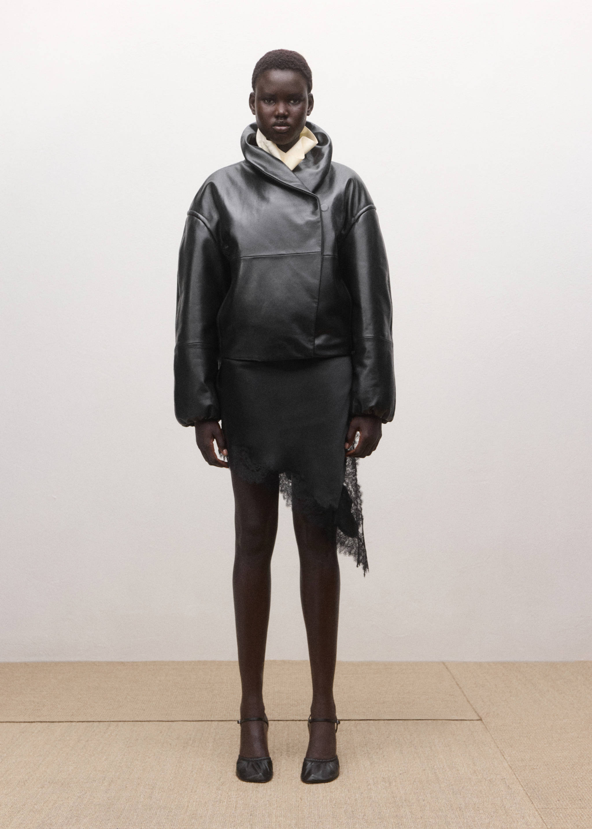 Jupe courte asymétrique satinée en dentelle - Plan général