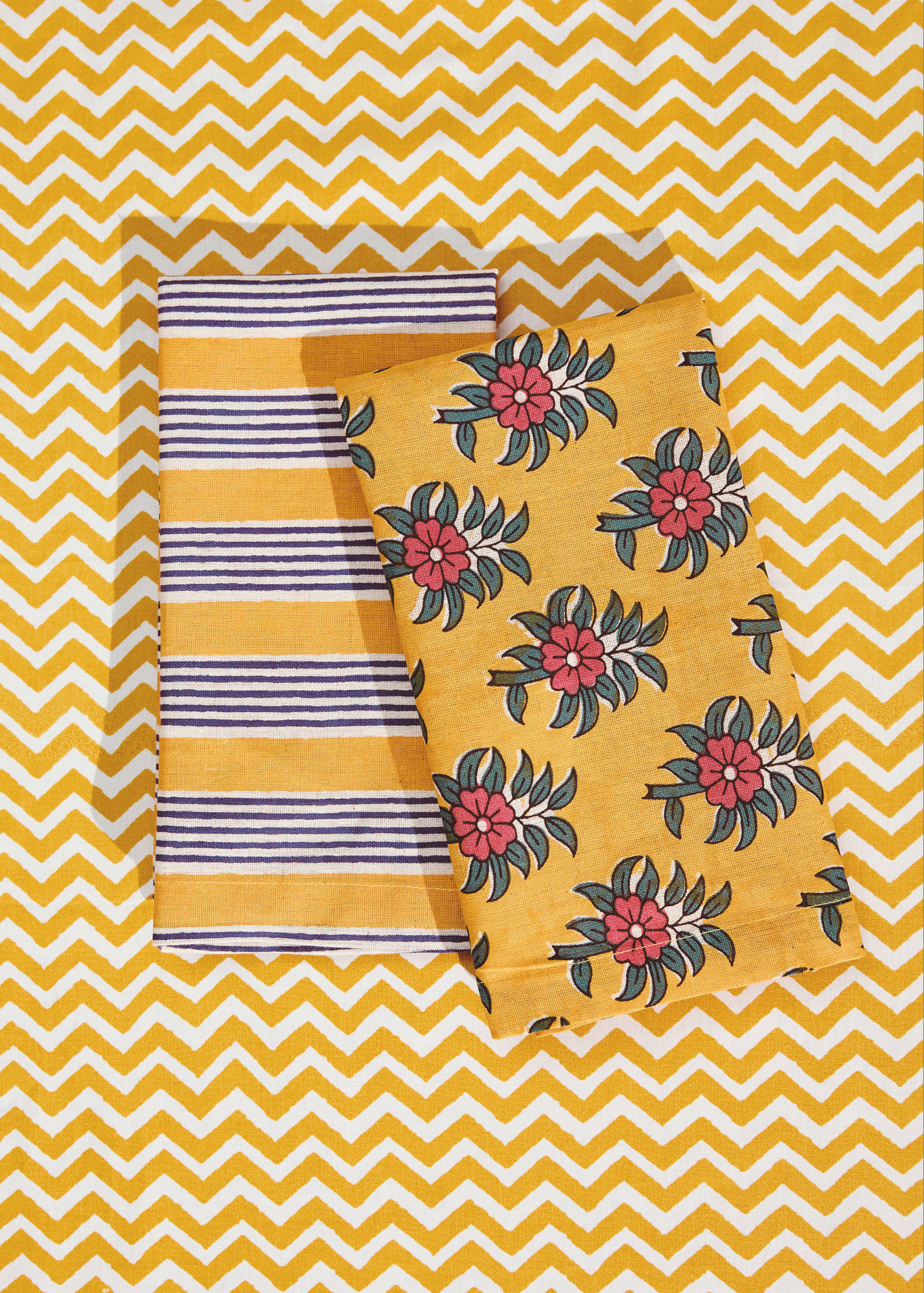 Cotton linen napkins with stripes and floral patterns - General plane