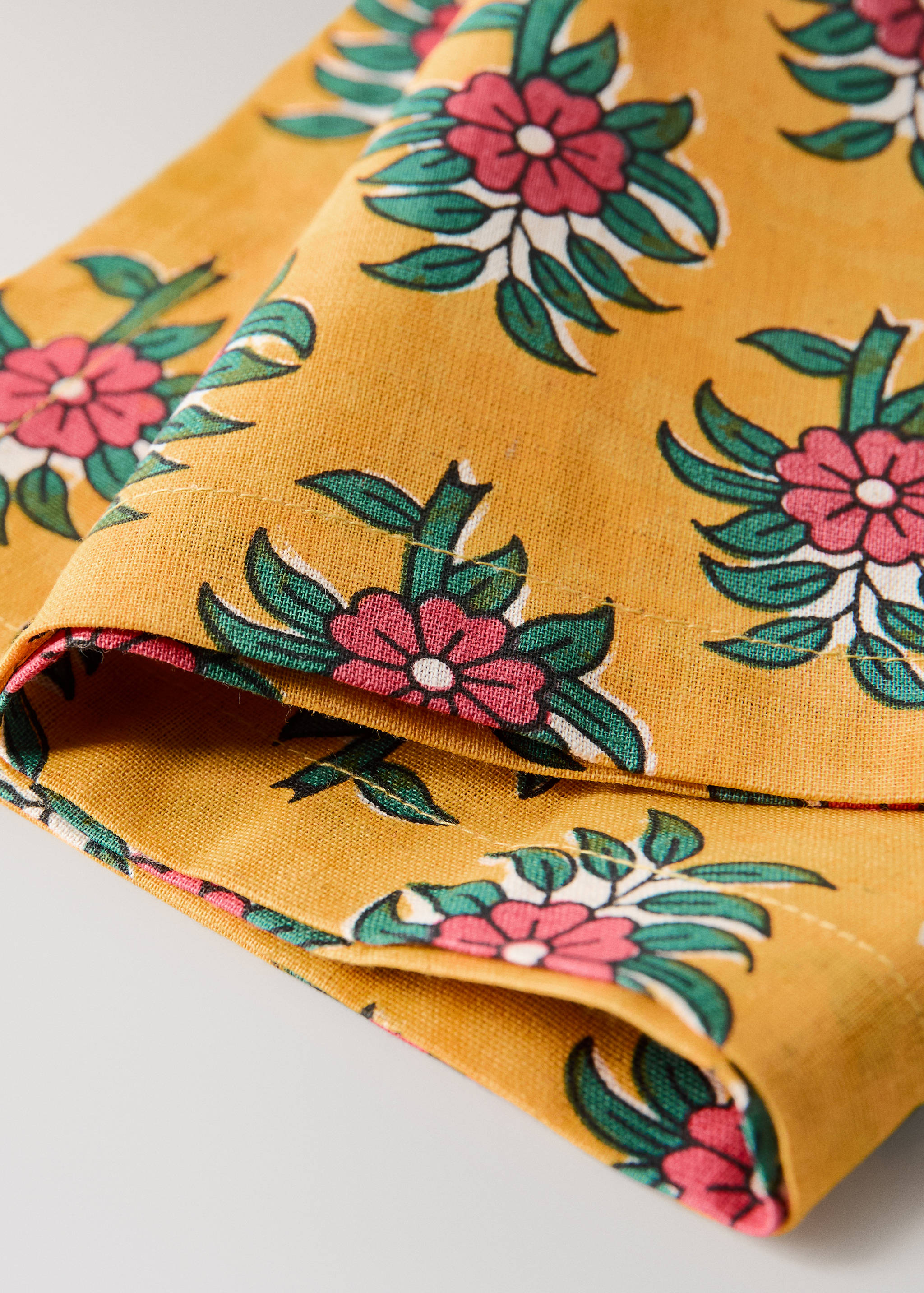 Cotton linen napkins with stripes and floral patterns - Details of the article 2