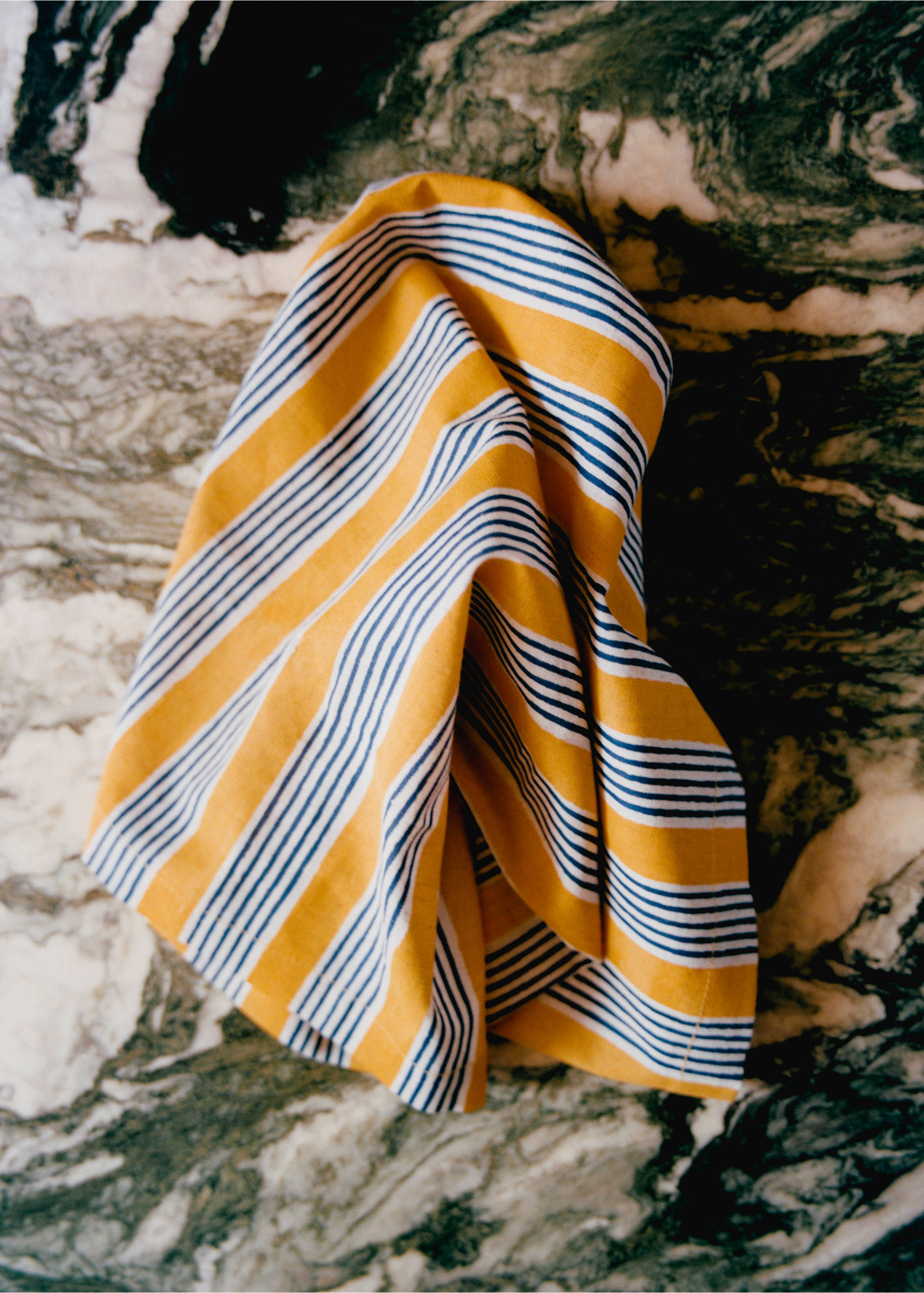 Cotton linen napkins with stripes and floral patterns - Details of the article 5, Yellow. Ref: 27063344-00.