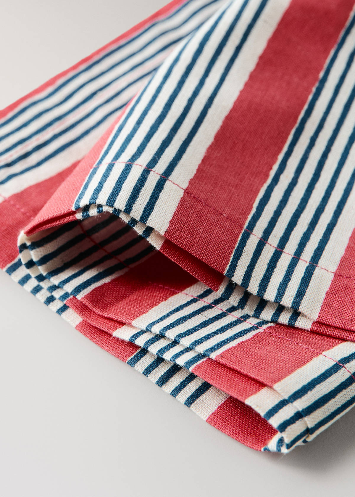 Cotton linen napkins with stripes and floral patterns — Red