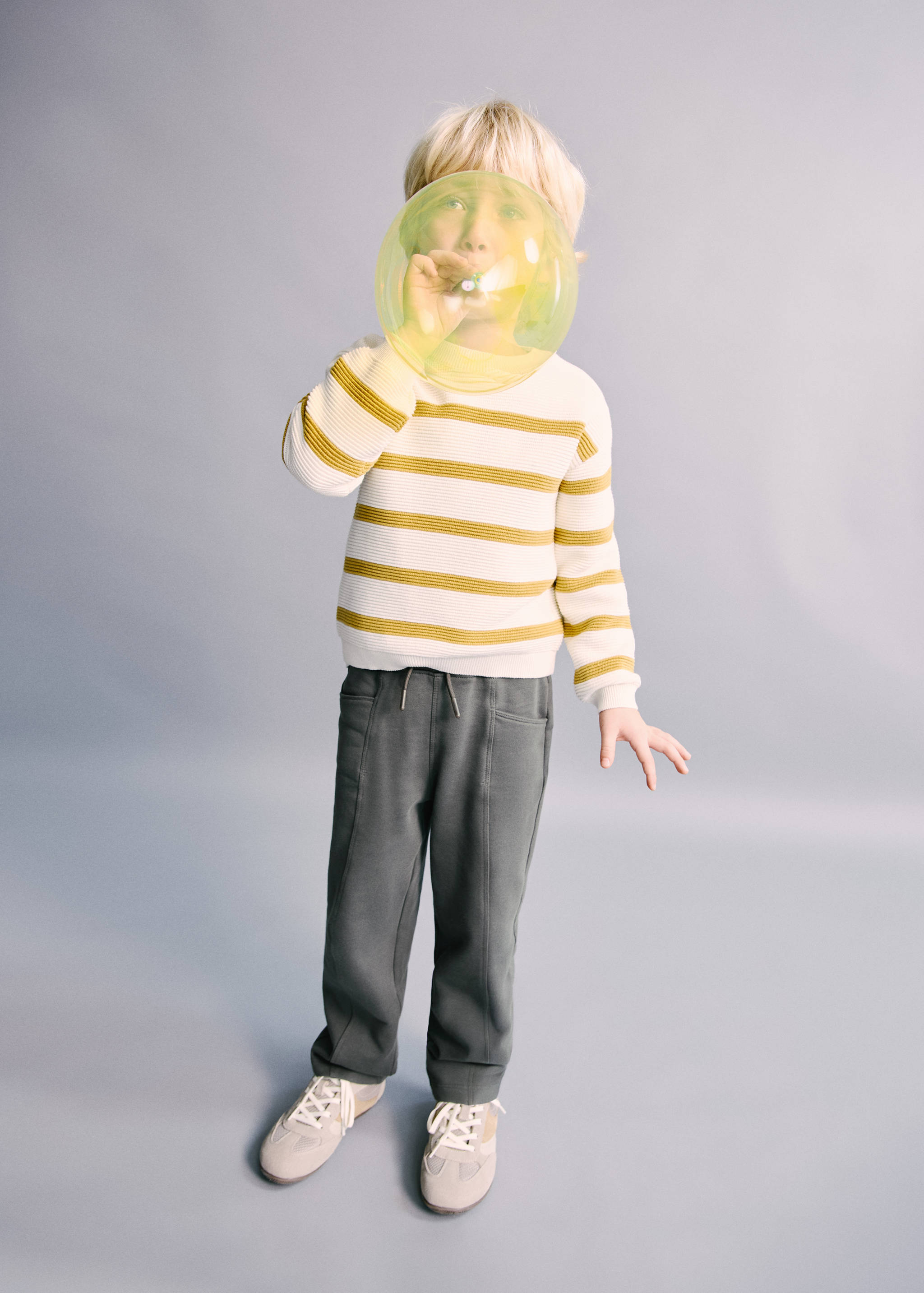 Pantalón jogger detalle costuras - Plano medio