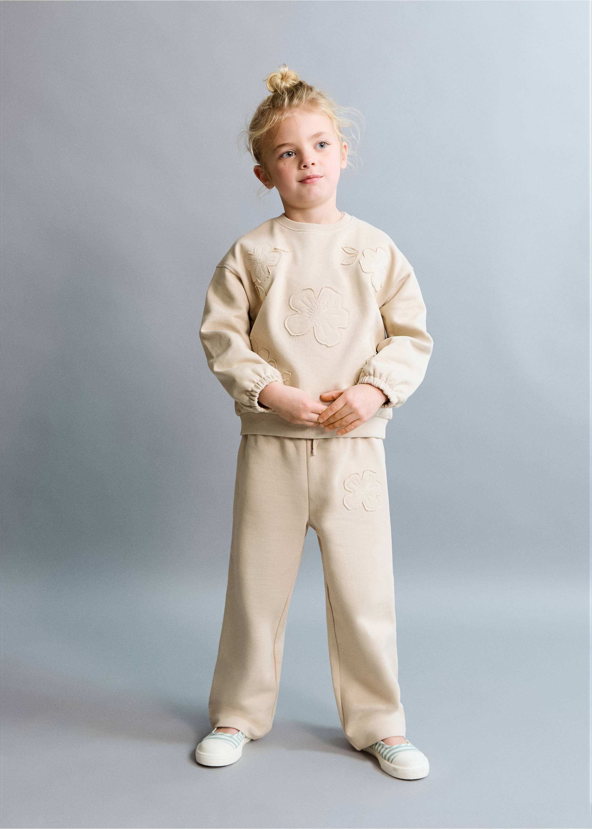 Joggers algodón detalle bordado - Plano general, Beige. Ref: 27063713-00.