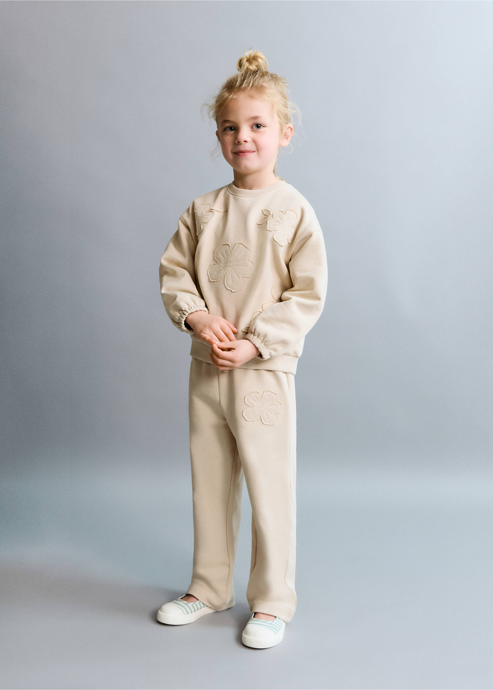 Joggers algodón detalle bordado - Plano medio, Beige. Ref: 27063713-00.