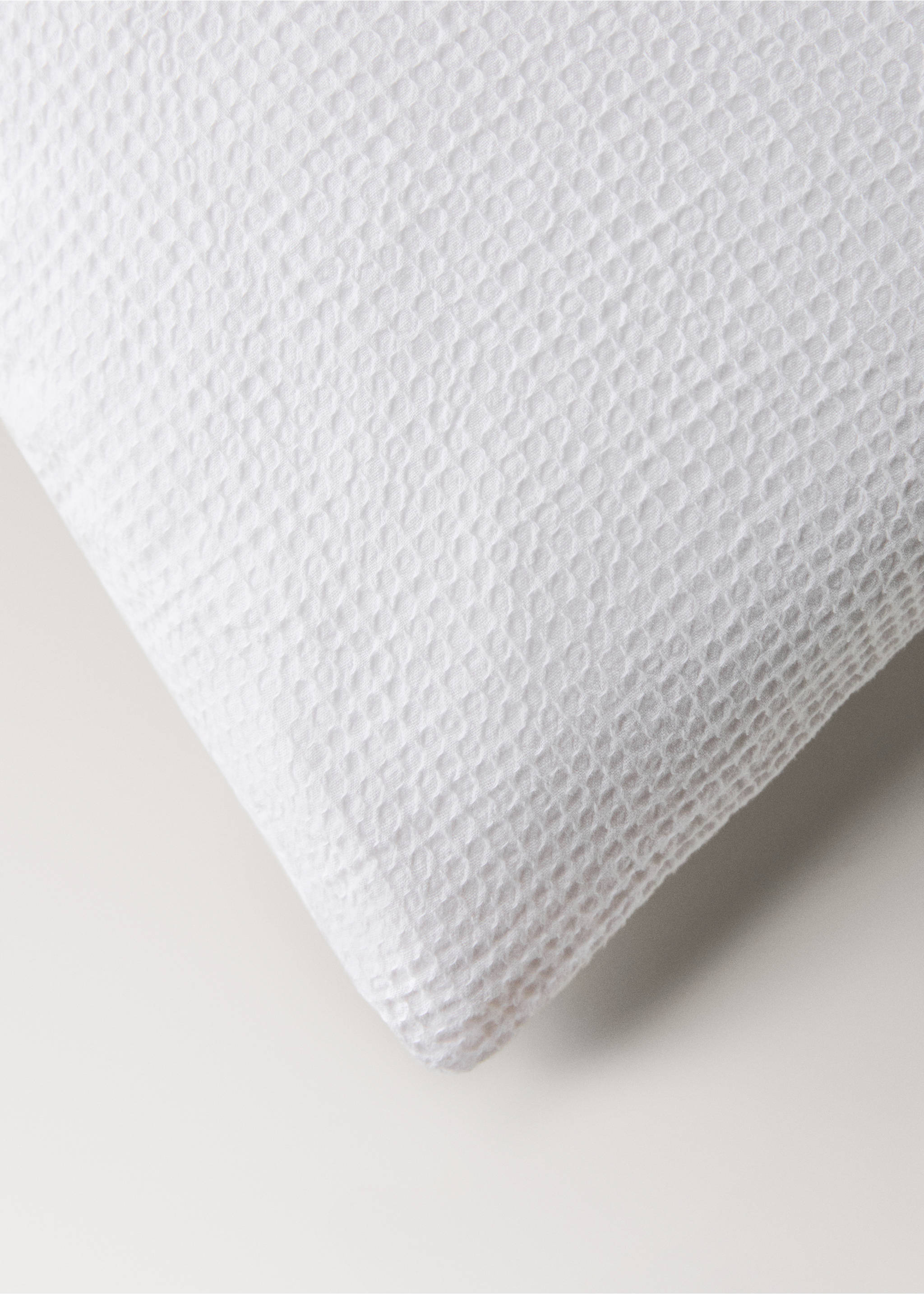 Cotton garment-dyed mini-waffle duvet cover for 180/200 cm bed - Details of the article 3, Off White. Ref: 27063720-00.