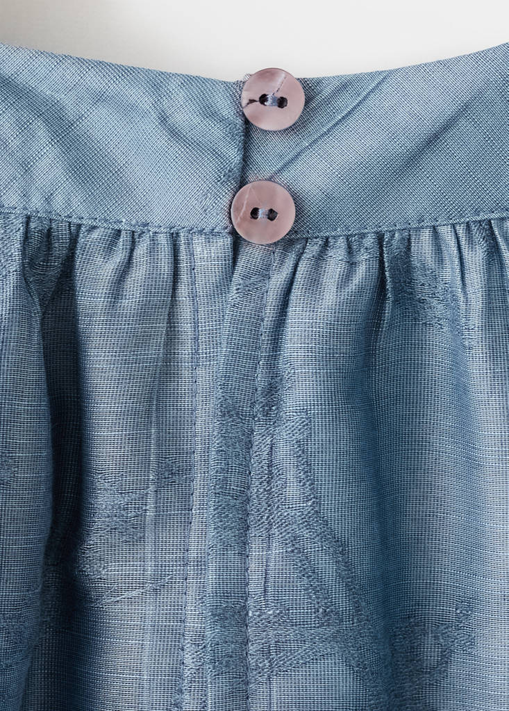 Kleid mit Blumenstickerei — Marineblau
