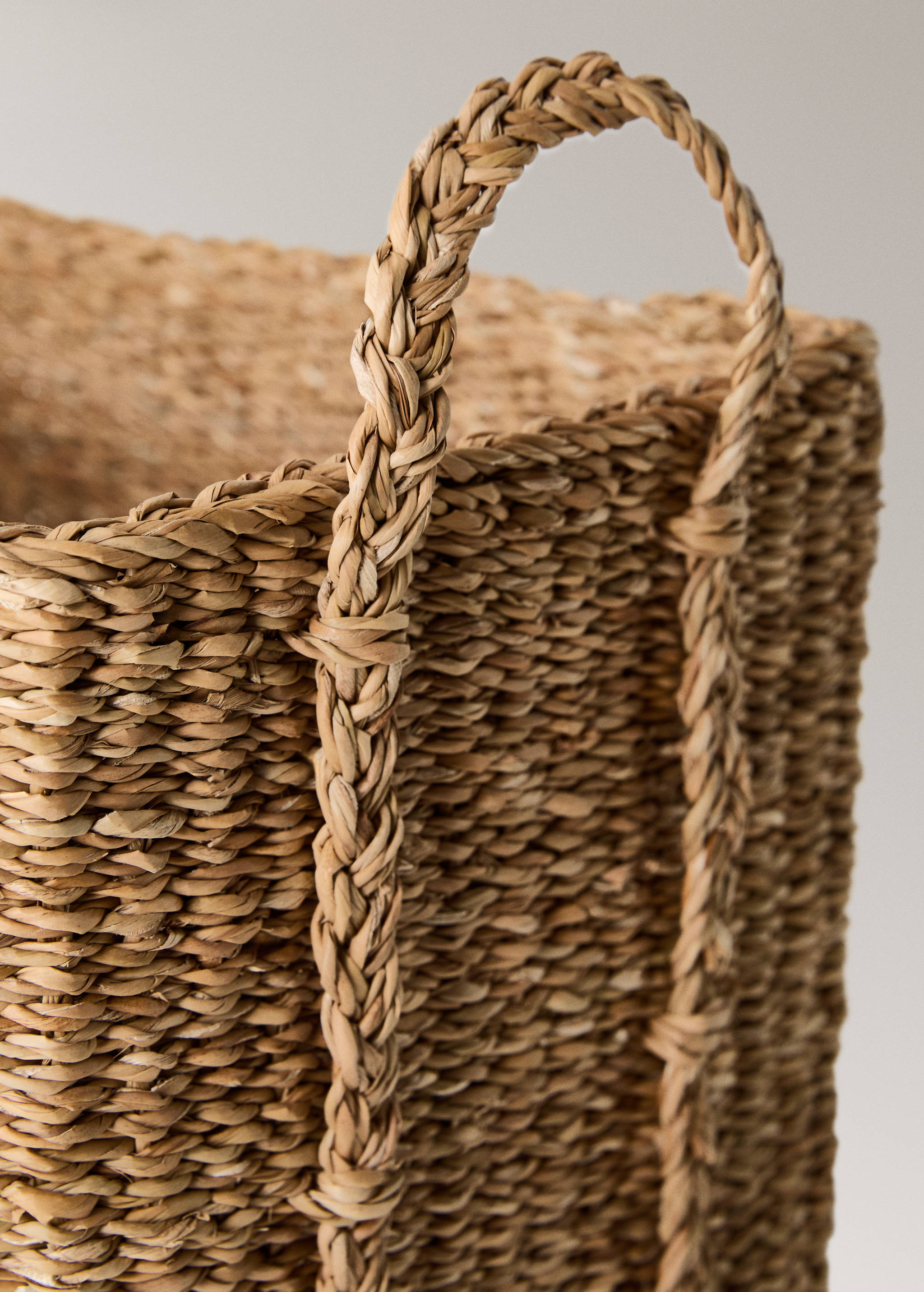 Medium braided seagrass basket with handles - Details of the article 2
