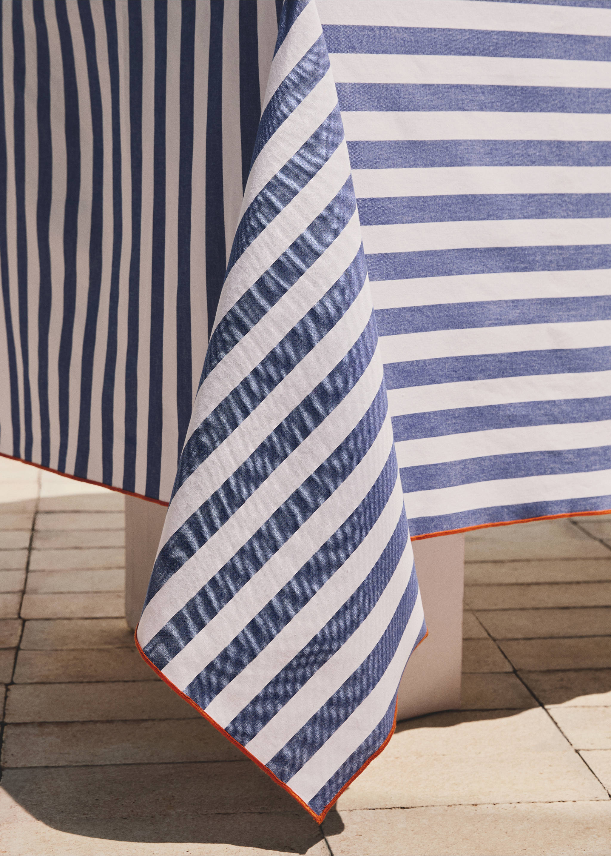 Striped cotton tablecloth for 8 to 10 guests - Details of the article 8, Blue. Ref: 27063740-00.