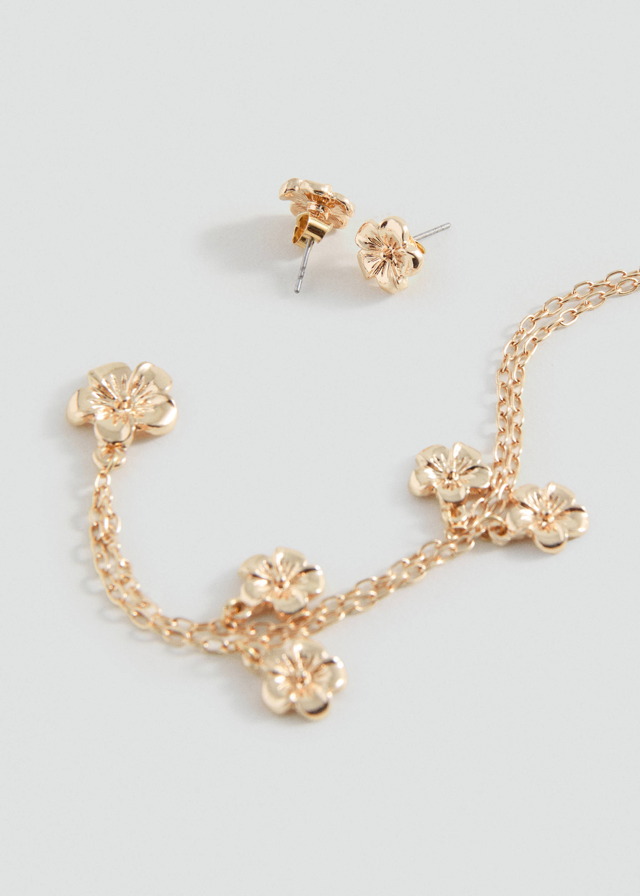 Lot collier boucles d’oreilles - Plan moyen