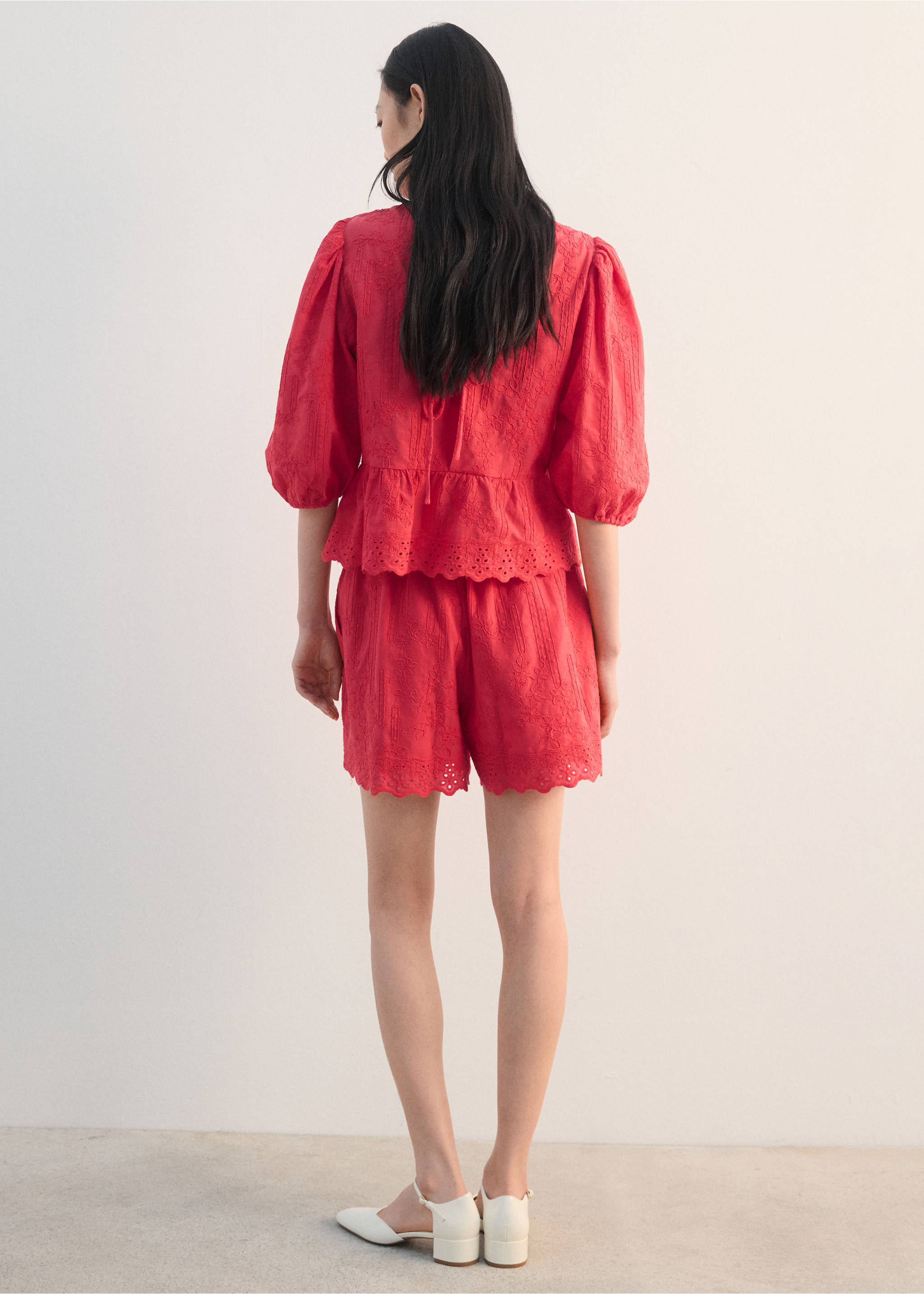 Blouse met bloemenborduursel - Achterkant van het artikel, Aardbeirood. Ref: 27064046-00.