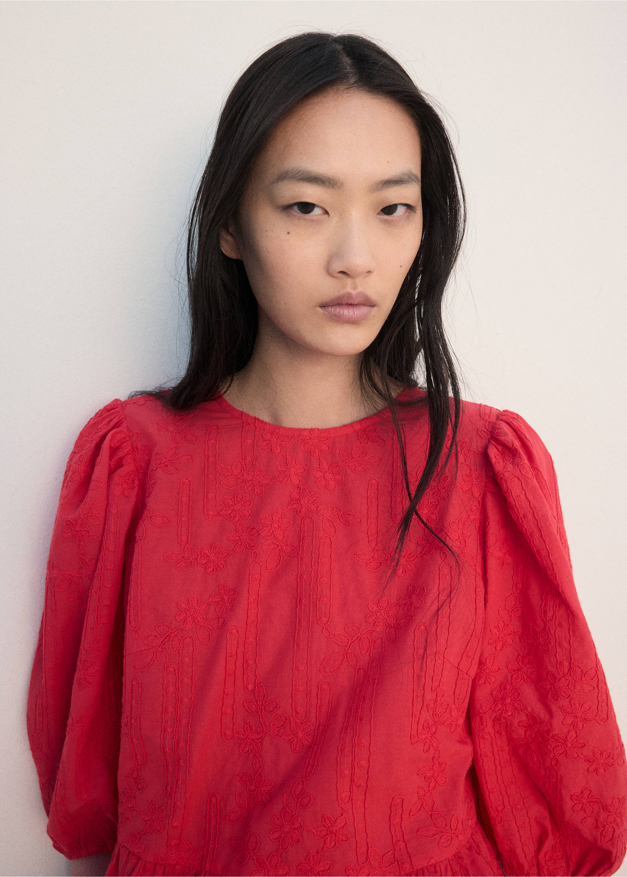 Blouse met bloemenborduursel - Detail van het artikel 1, Aardbeirood. Ref: 27064046-00.