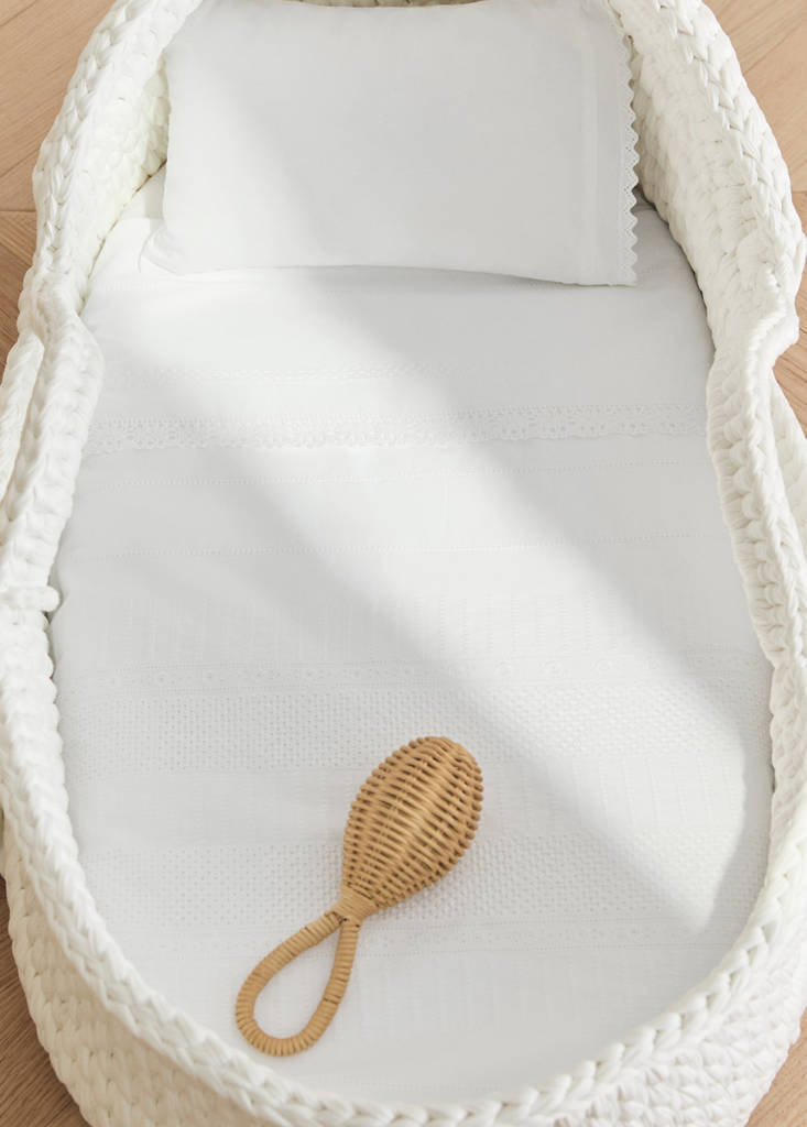 Steppdecke für Babybett aus Baumwolle mit Stickerei — Weiß