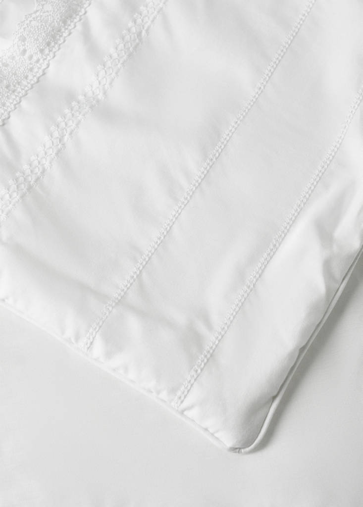 Steppdecke für Babybett aus Baumwolle mit Stickerei — Weiß