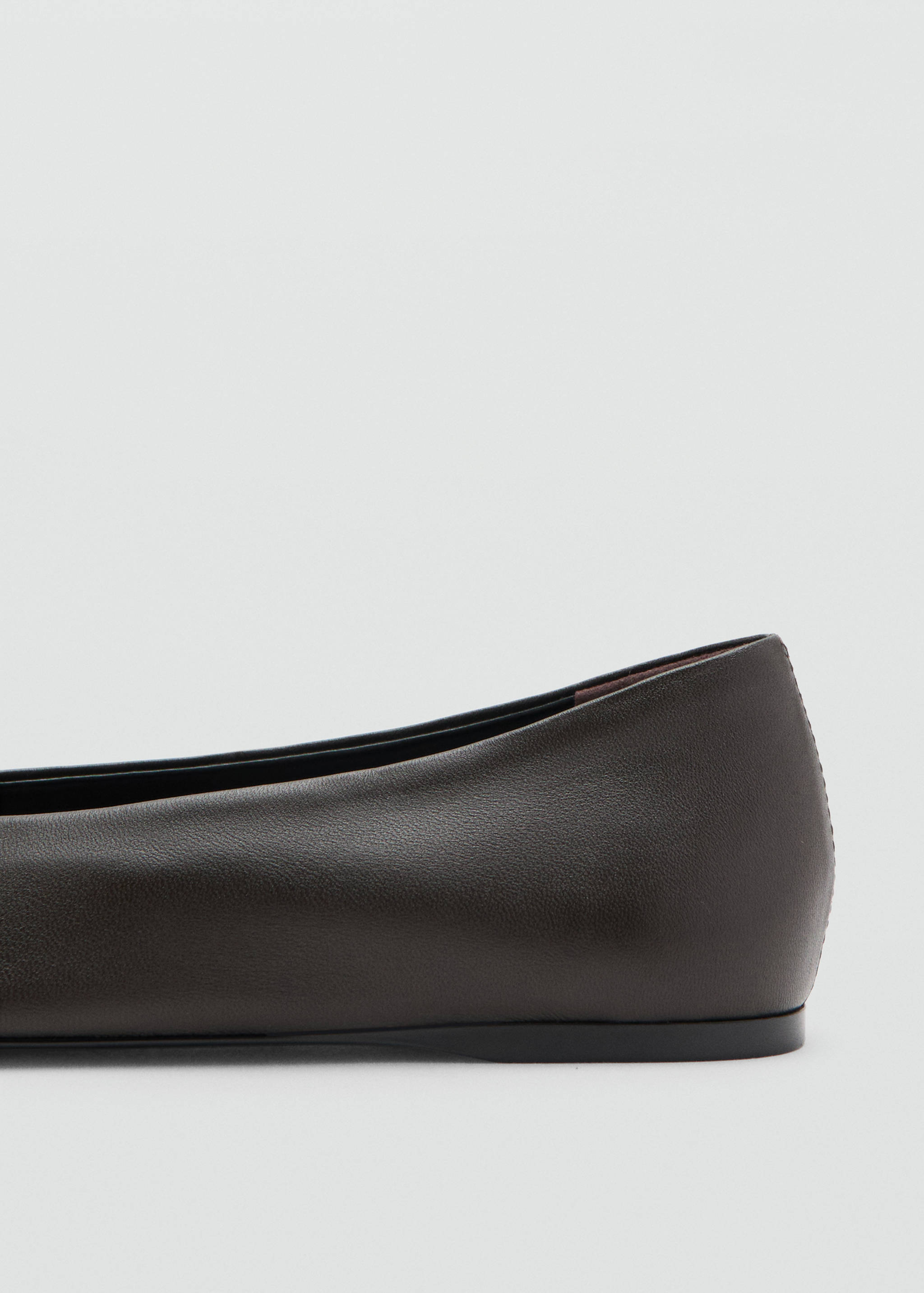 Flat leather pointed toe shoe - Details of the article 1