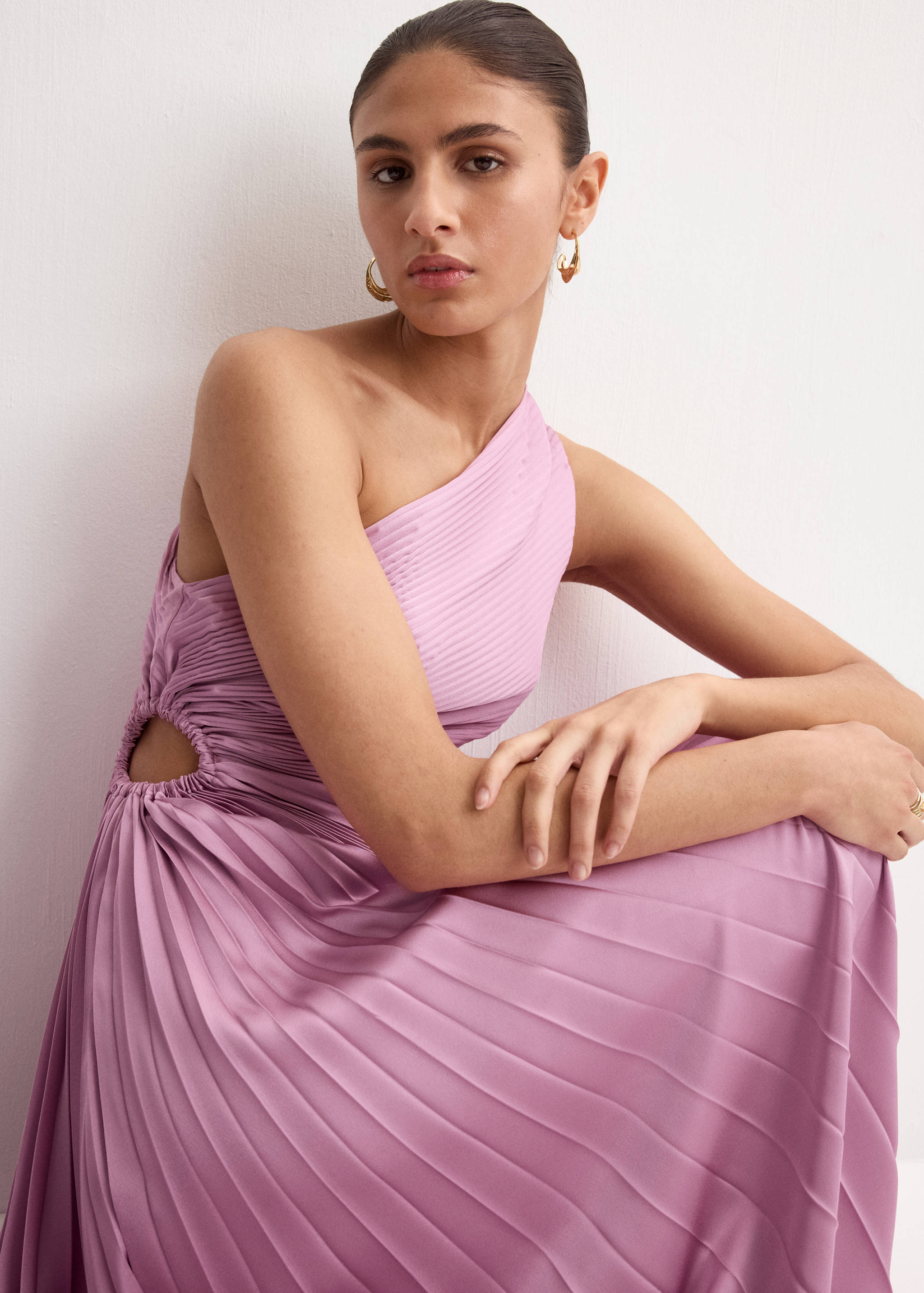 فستان غير متماثل بكسرات وفتحة - تفاصيل المنتج 2