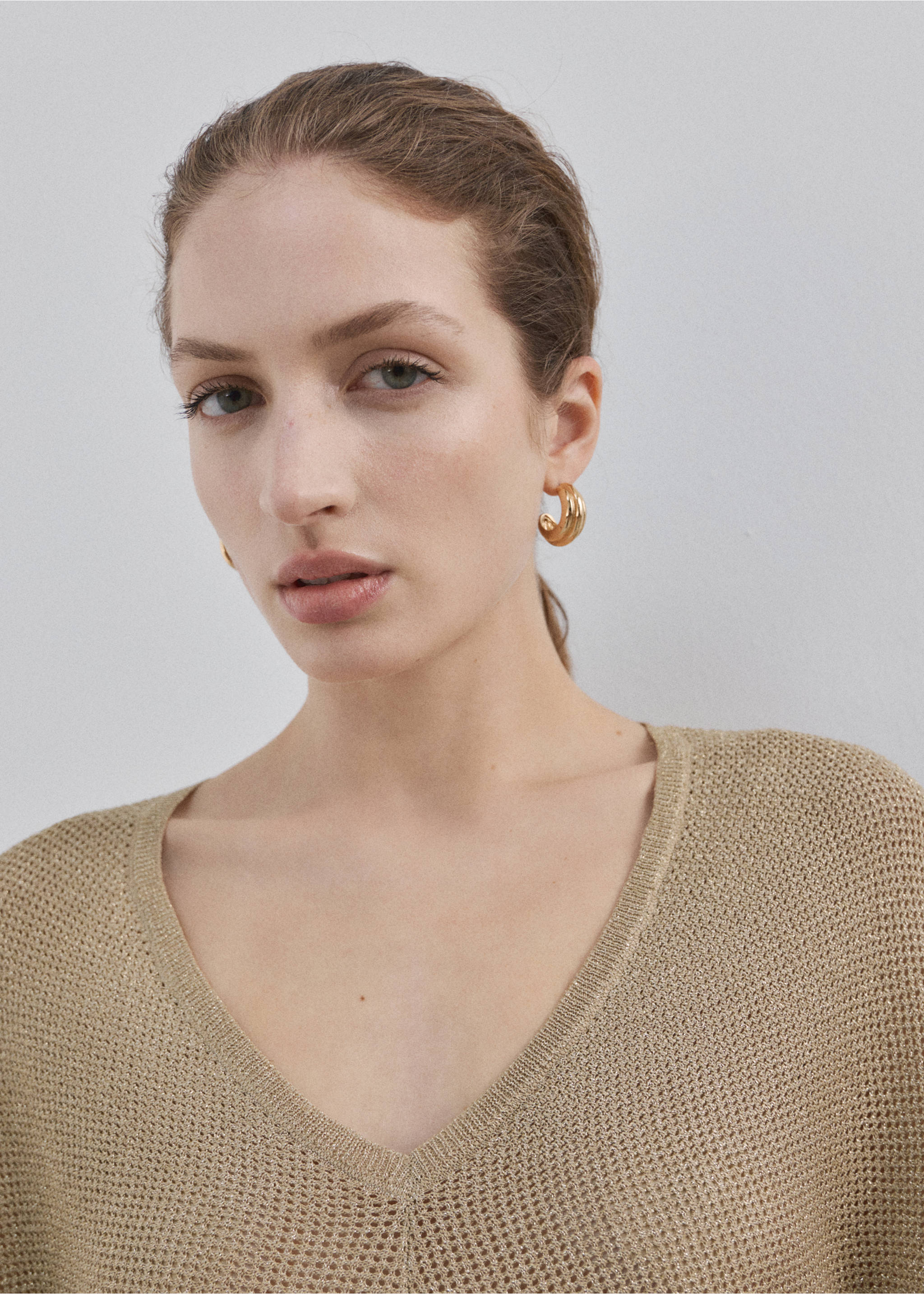 V-neck knit top - Details of the article 1, Gold. Ref: 27064074-00.