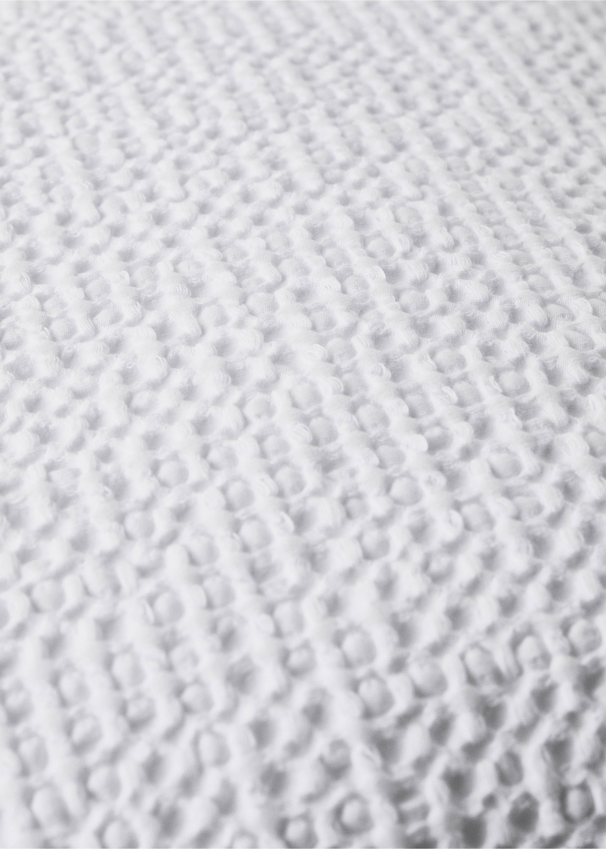 Children’s waffle-cotton garment-dyed cushion cover  40x40cm - Details of the article 3, White. Ref: 27064076-00.