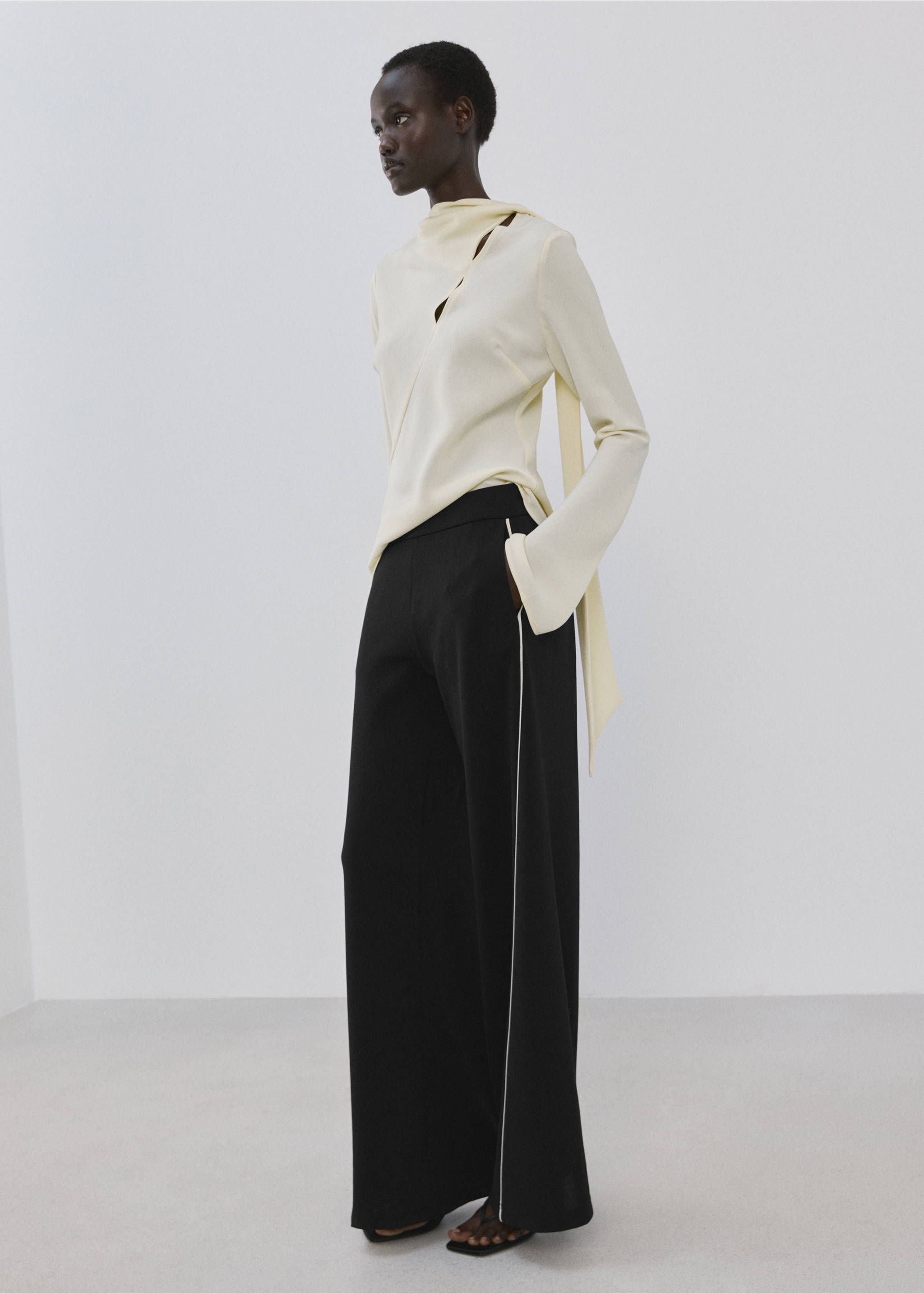 Straight-leg trousers with side stripe - General plane, Black. Ref: 27064079-00.