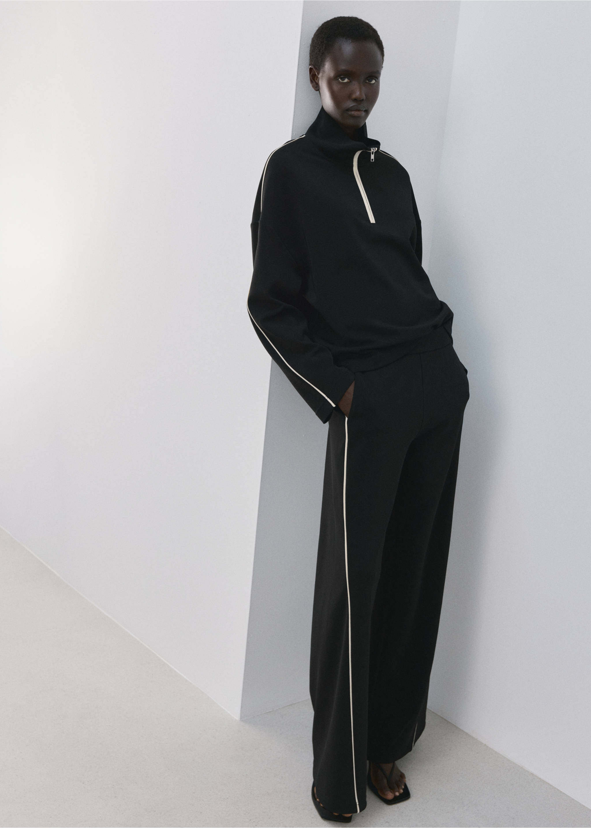 Straight-leg trousers with side stripe - Details of the article 4, Black. Ref: 27064079-00.