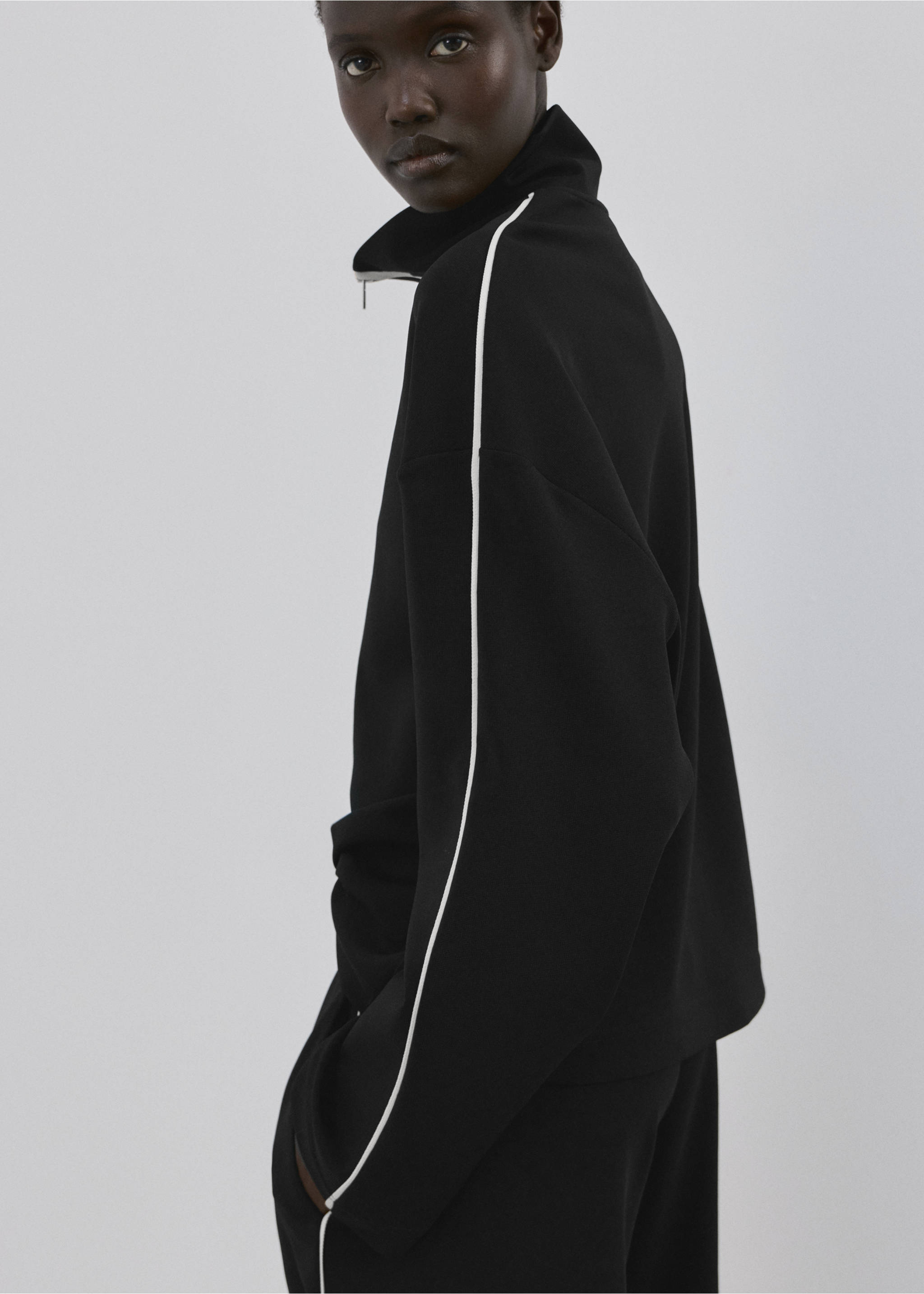 Straight-leg trousers with side stripe - Details of the article 2, Black. Ref: 27064079-00.