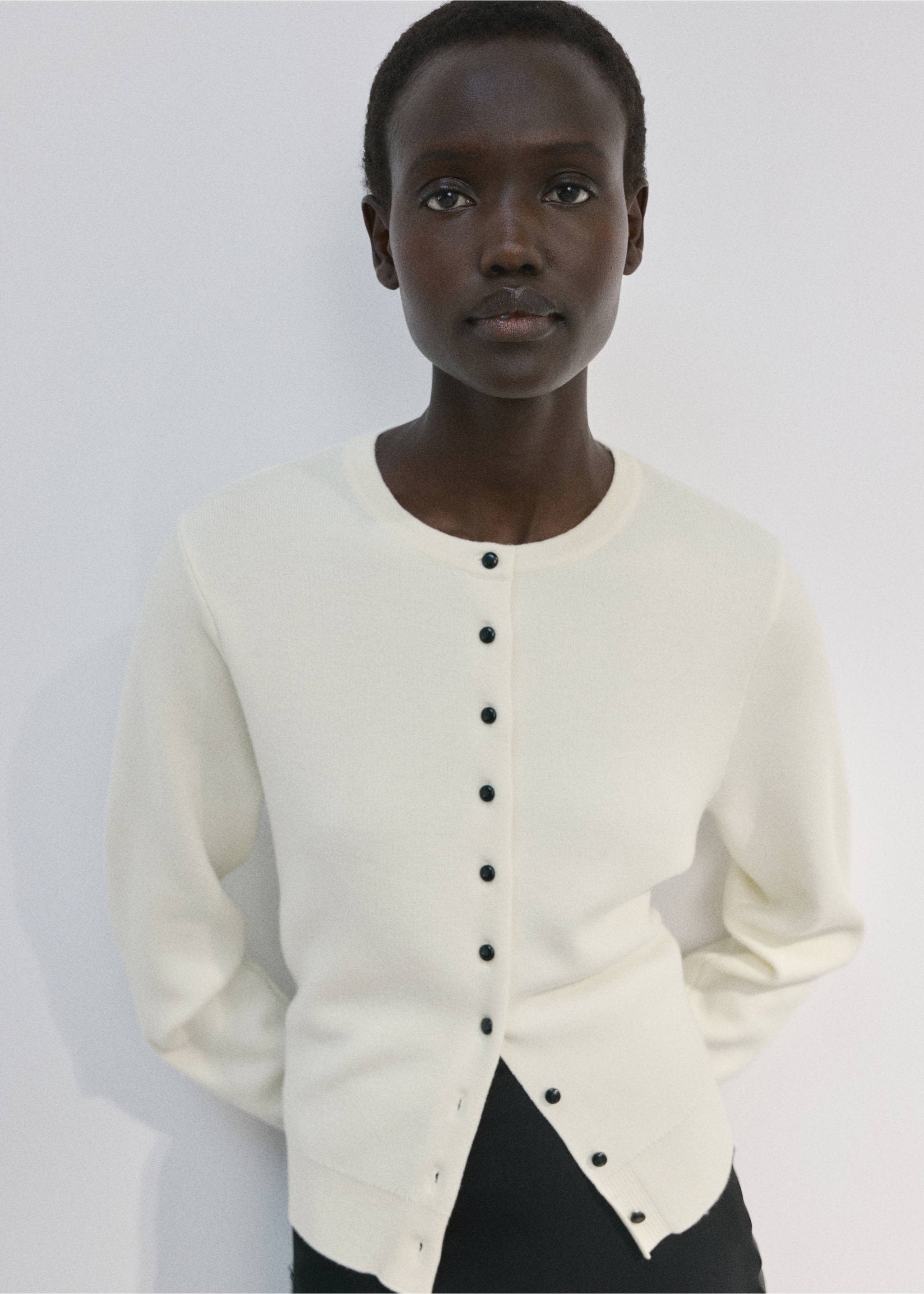 سترة صوفية محبوكة بأزرار - رؤية وسط, بيج فاتح. Ref: 27064084-00.