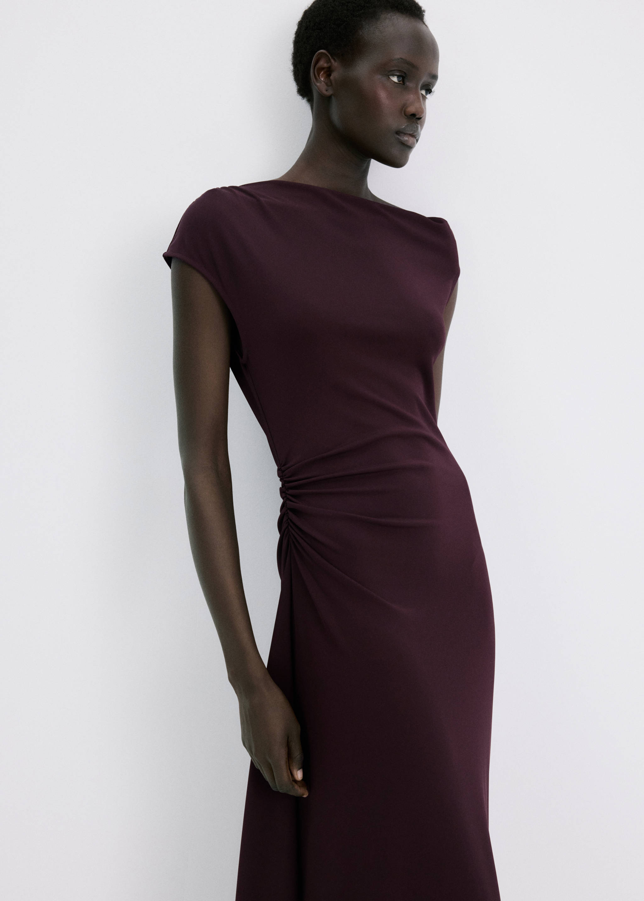 Длинное платье со сборками - Средний план