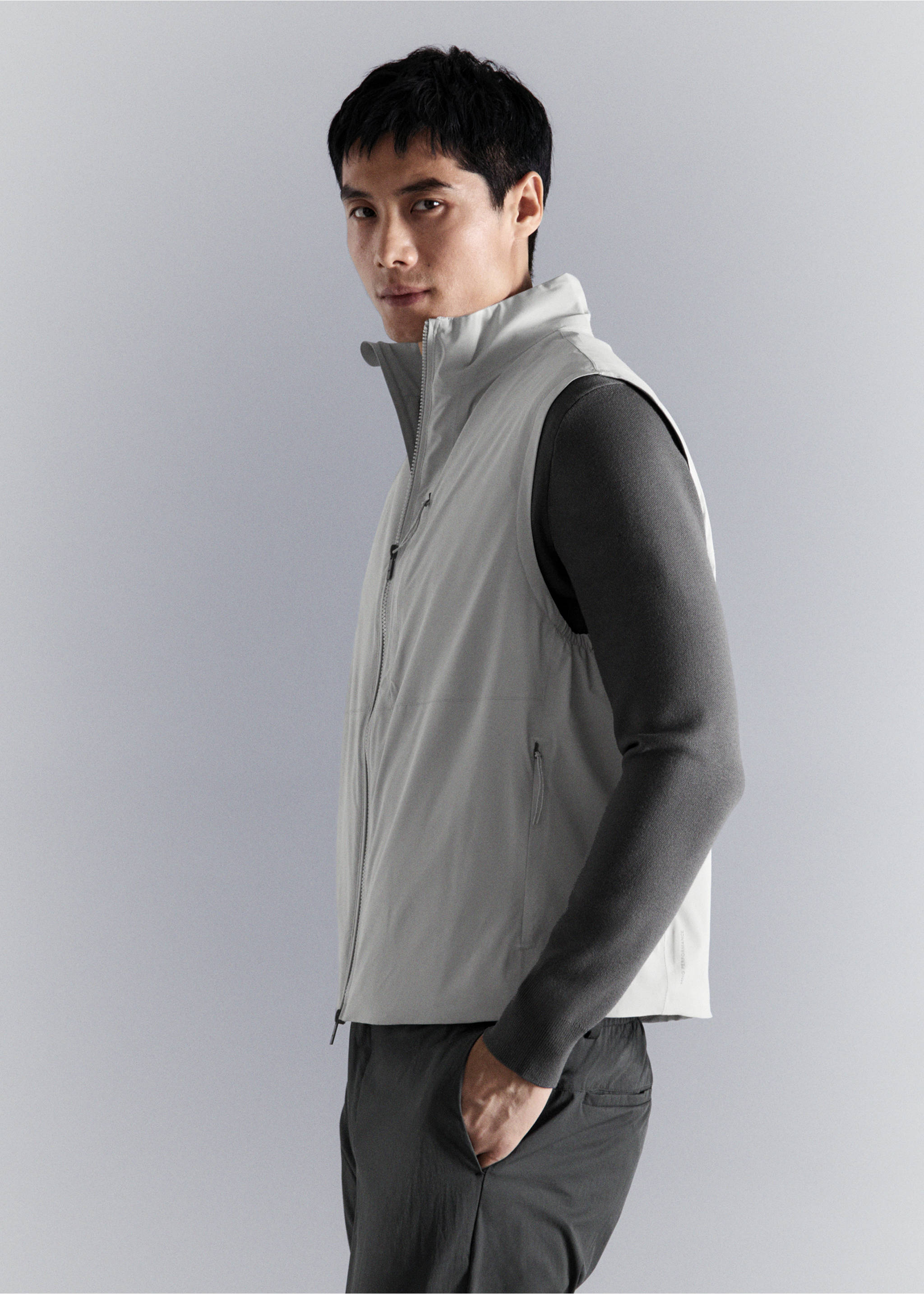 Chaleco packable water-repellent tecnología Thermore® - Detalle del artículo 2, Gris hielo. Ref: 27064406-00.