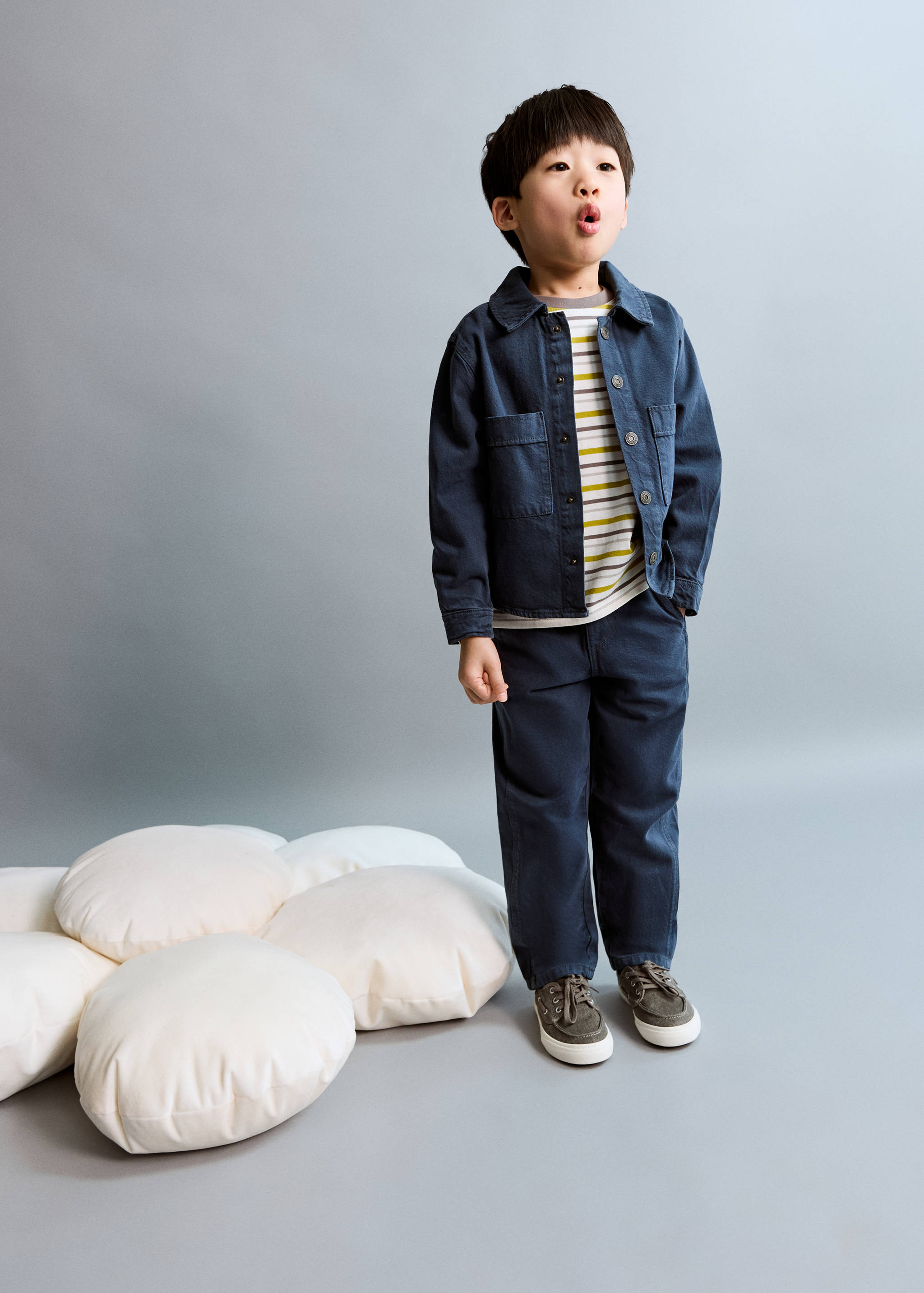 Cazadora vaquera bolsillos - Plano general