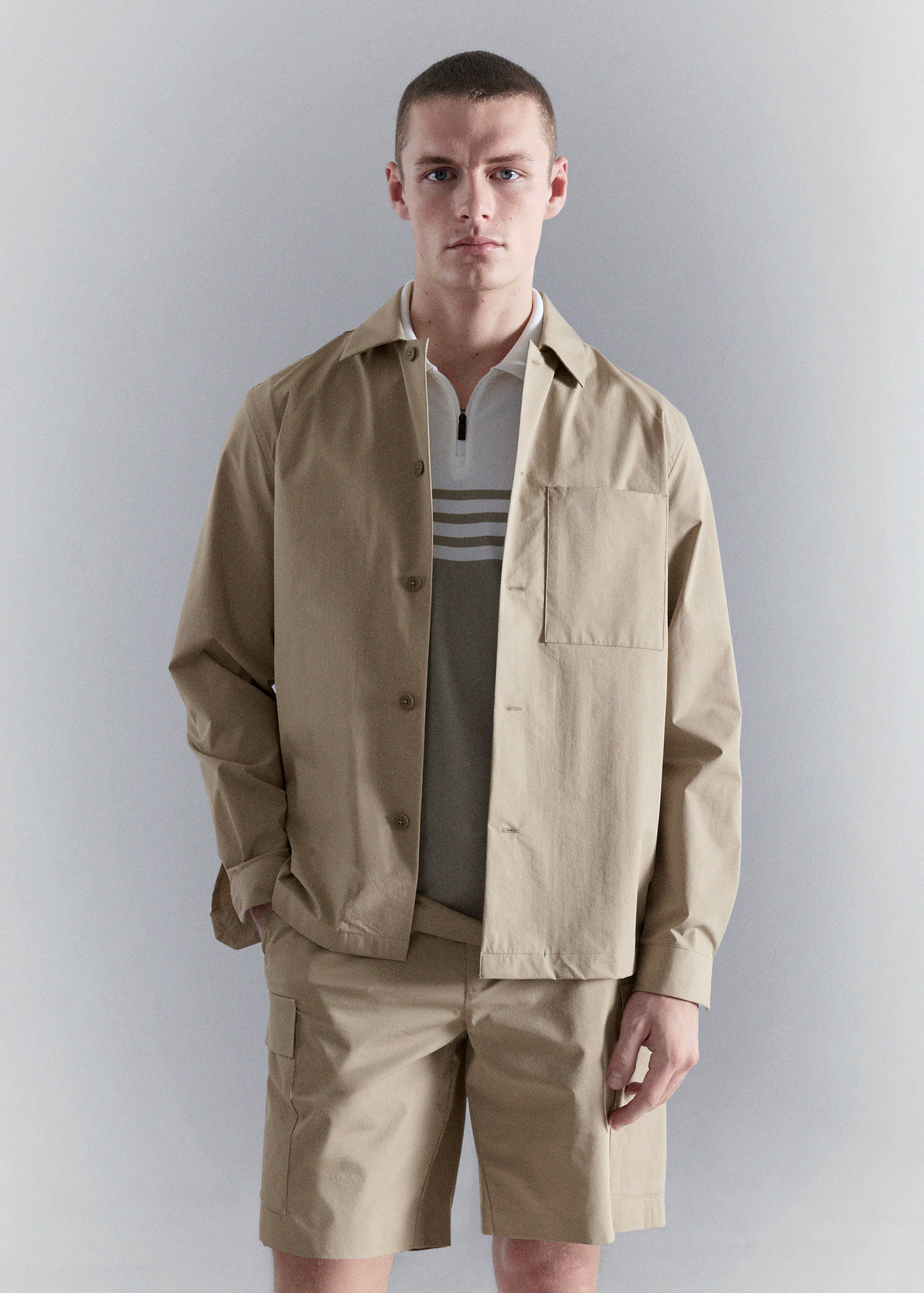 Bügelfreies Overshirt mit Tasche - Mittlere Ansicht