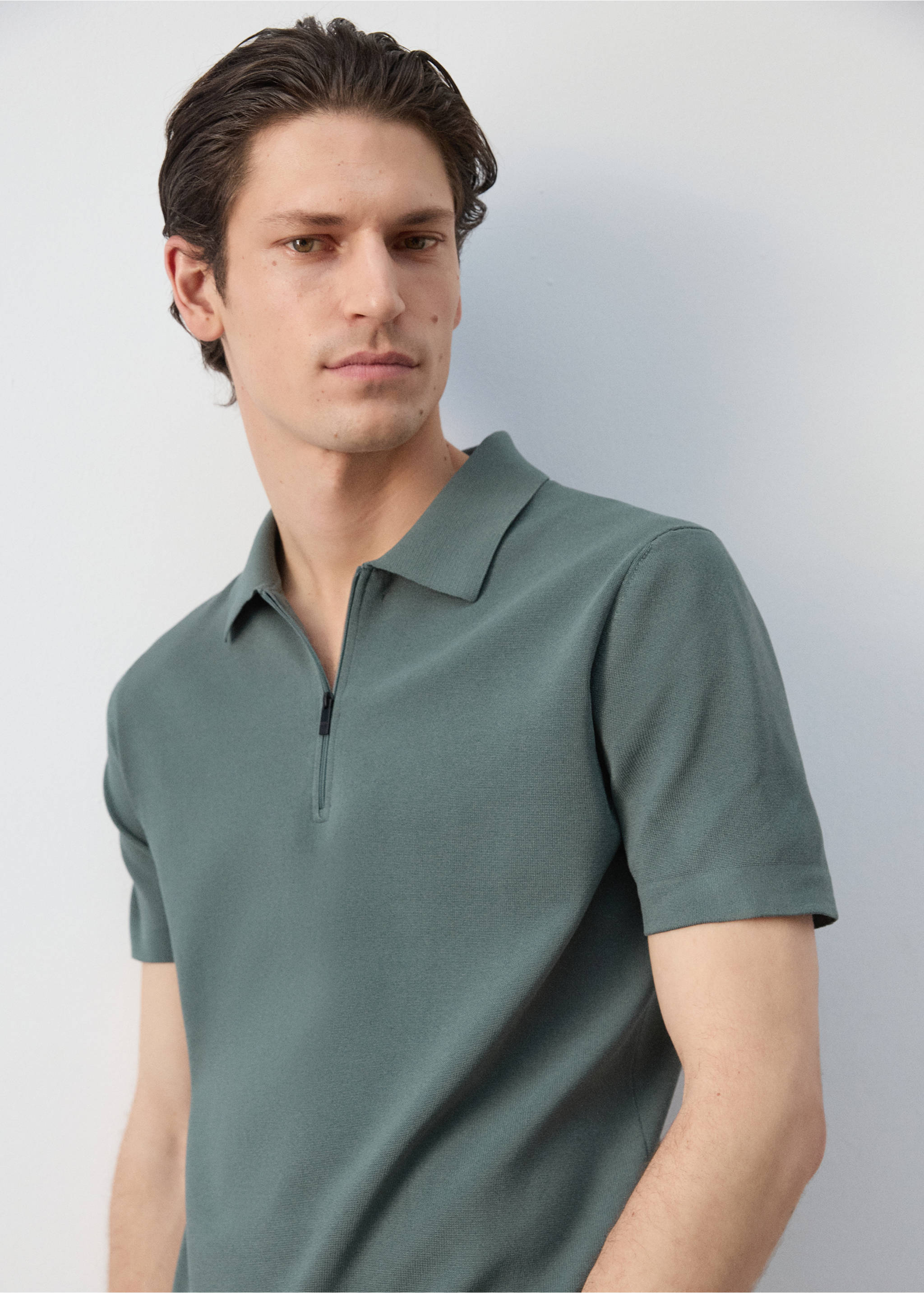 بولو كومفورت ستريتش بسحاب - تفاصيل المنتج 1, أخضر زرعي. Ref: 27064428-01.