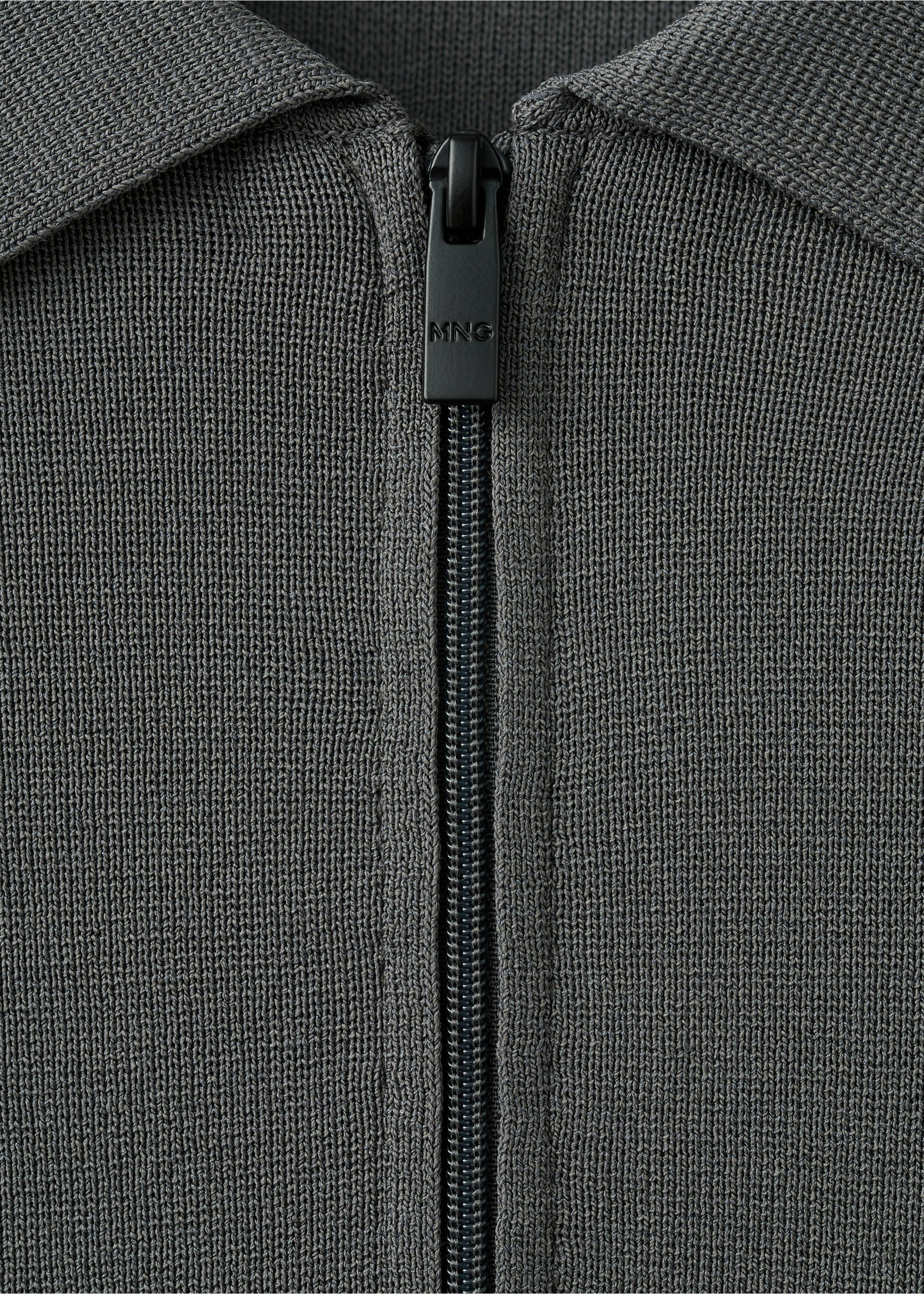 Polo comfort stretch cremallera - Detalle del artículo 8, Gris oscuro. Ref: 27064428-00.