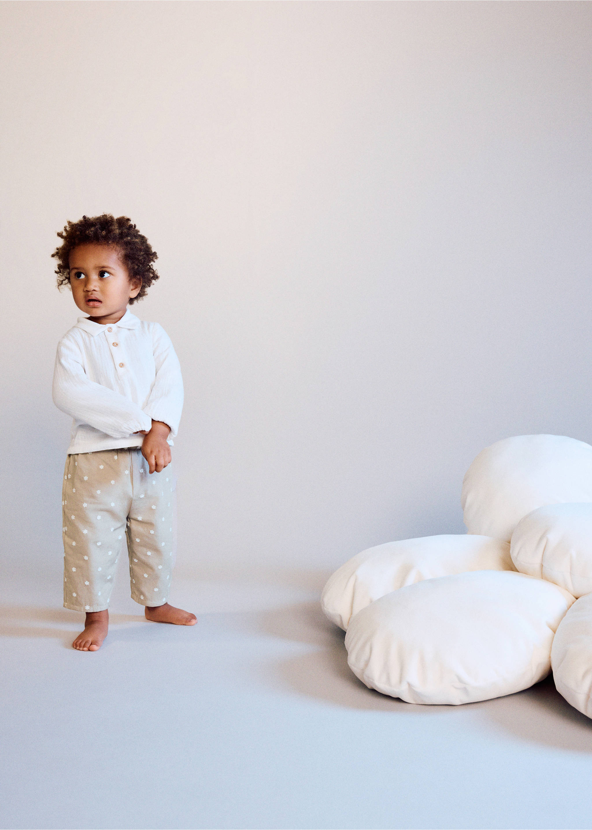 Hímzett virágmintás pamutnadrág - A termék adatai 5, Homok. Ref: 27064432-00.