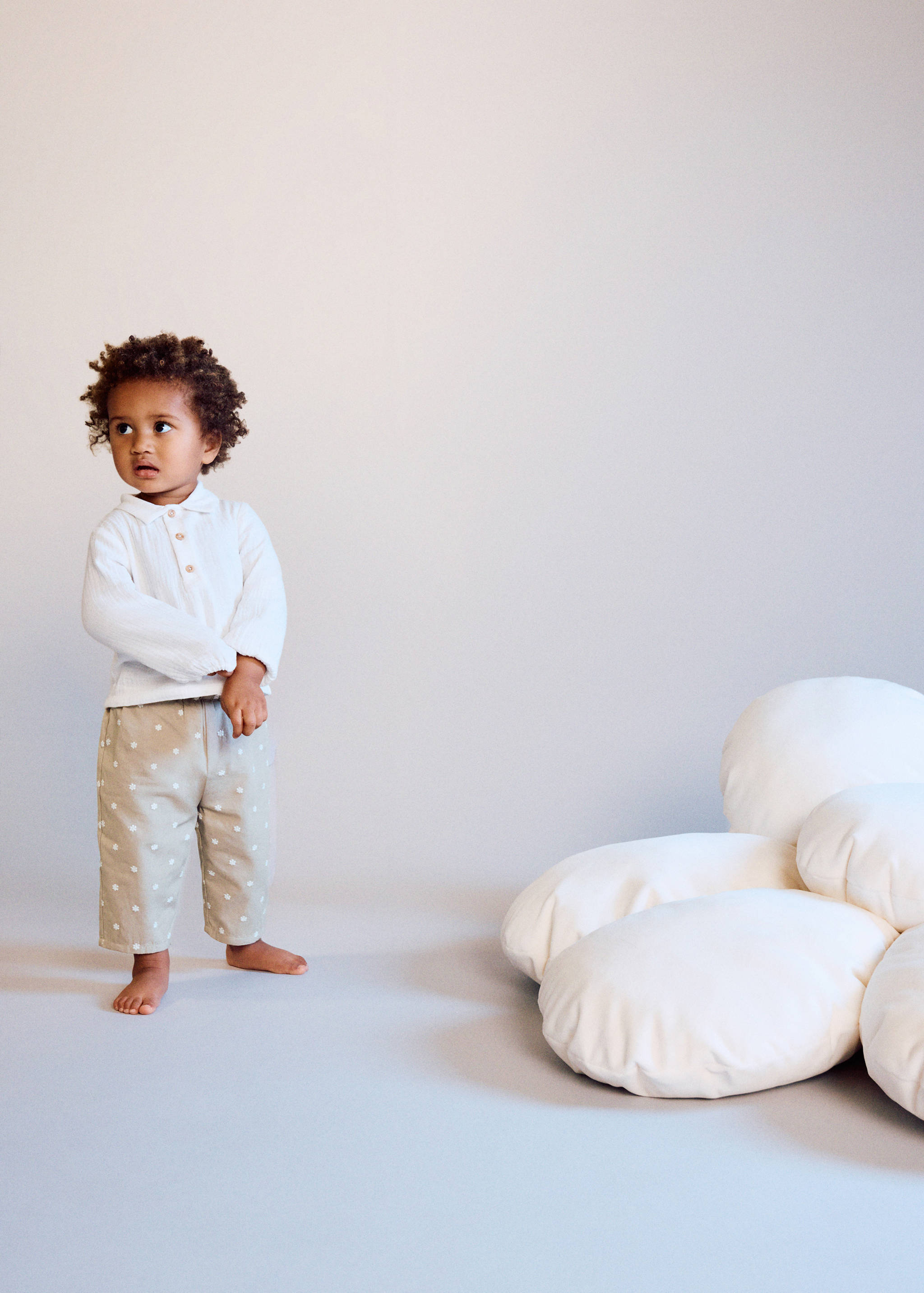 Cotton trousers with embroidered flowers - Details of the article 5