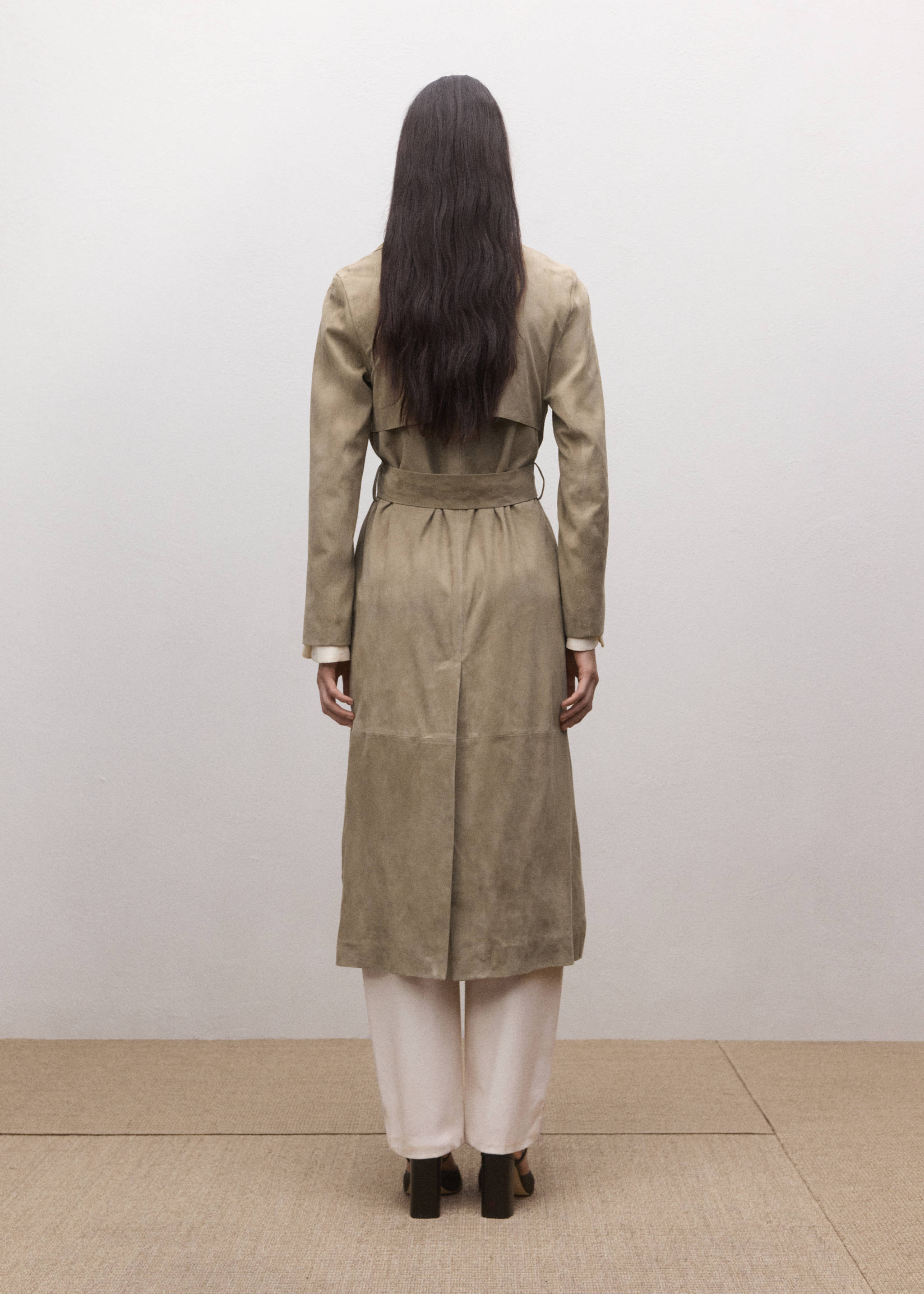 Long suede trench coat with belt - Reverse of the article