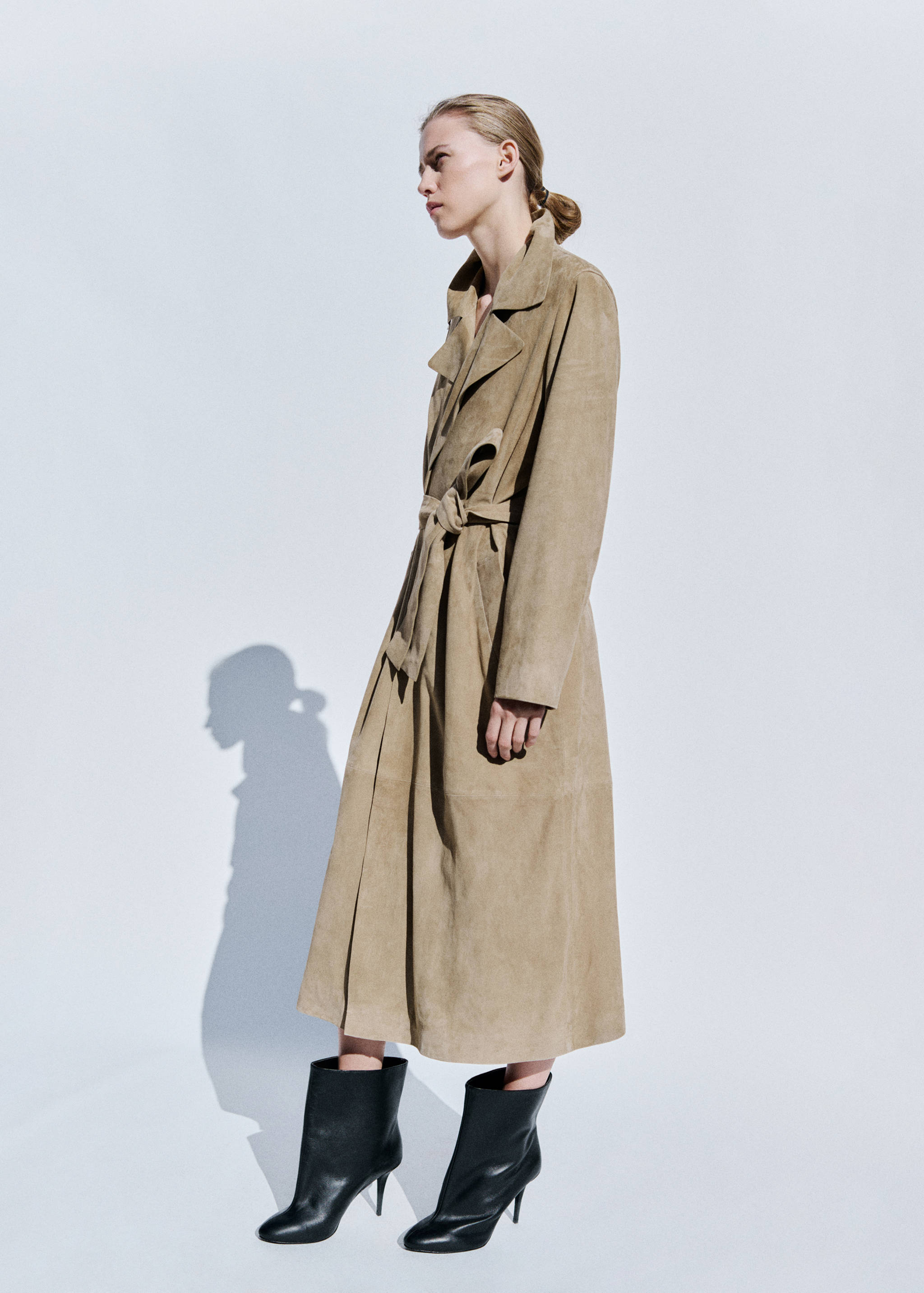 Langer Trenchcoat aus Wildleder mit Gürtel - Allgemeine Ansicht