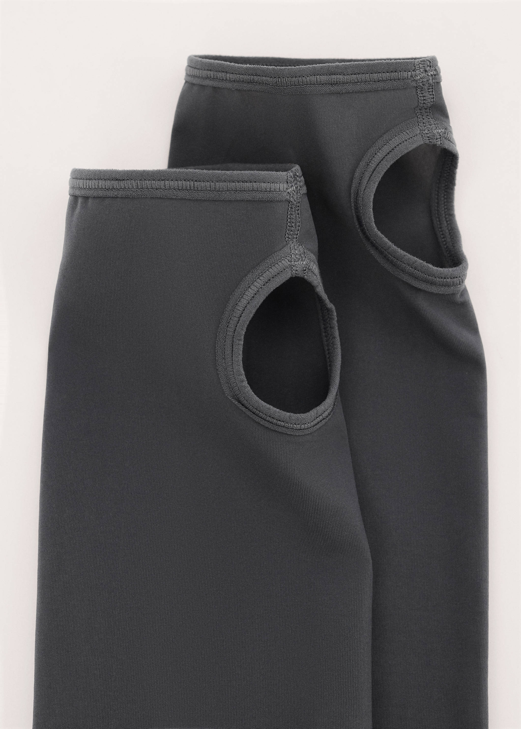 Носки с открытым носком - Средний план