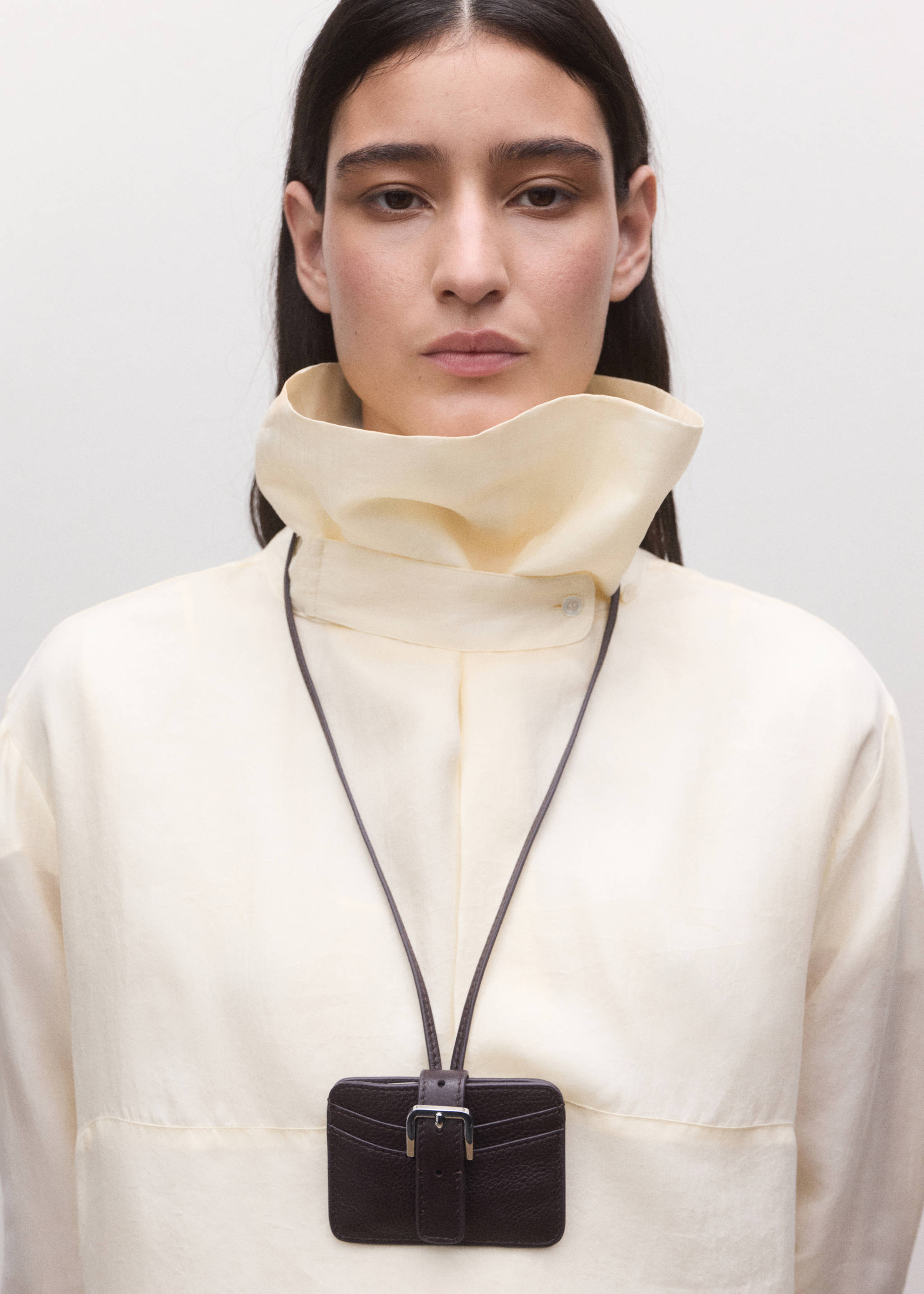 Leather cardholder with buckle fastening - Details of the article 9, Burgundy. Ref: 27064442-00.