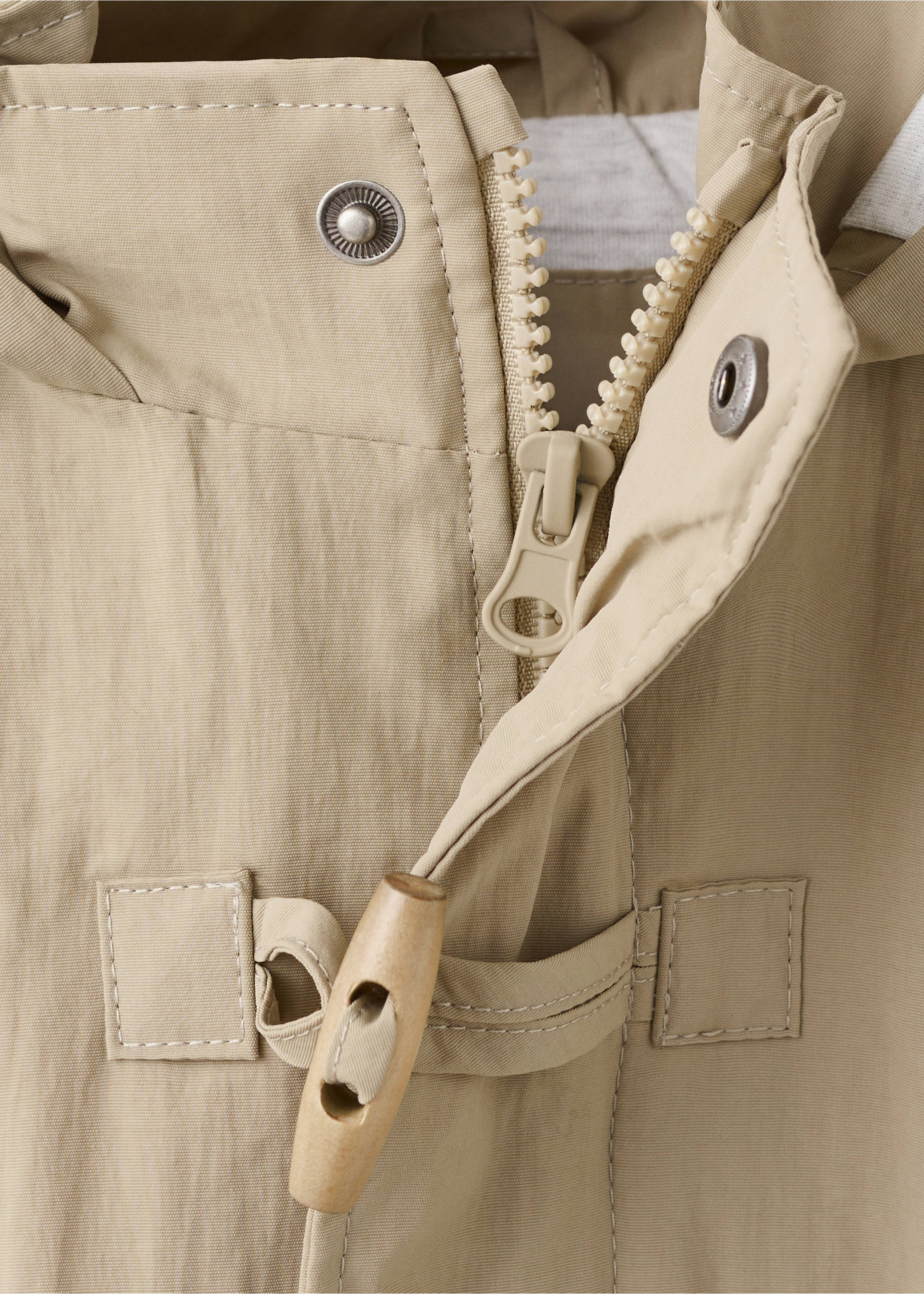 Hooded parka with a zippered closure - Details of the article 8, Sand. Ref: 27064767-00.