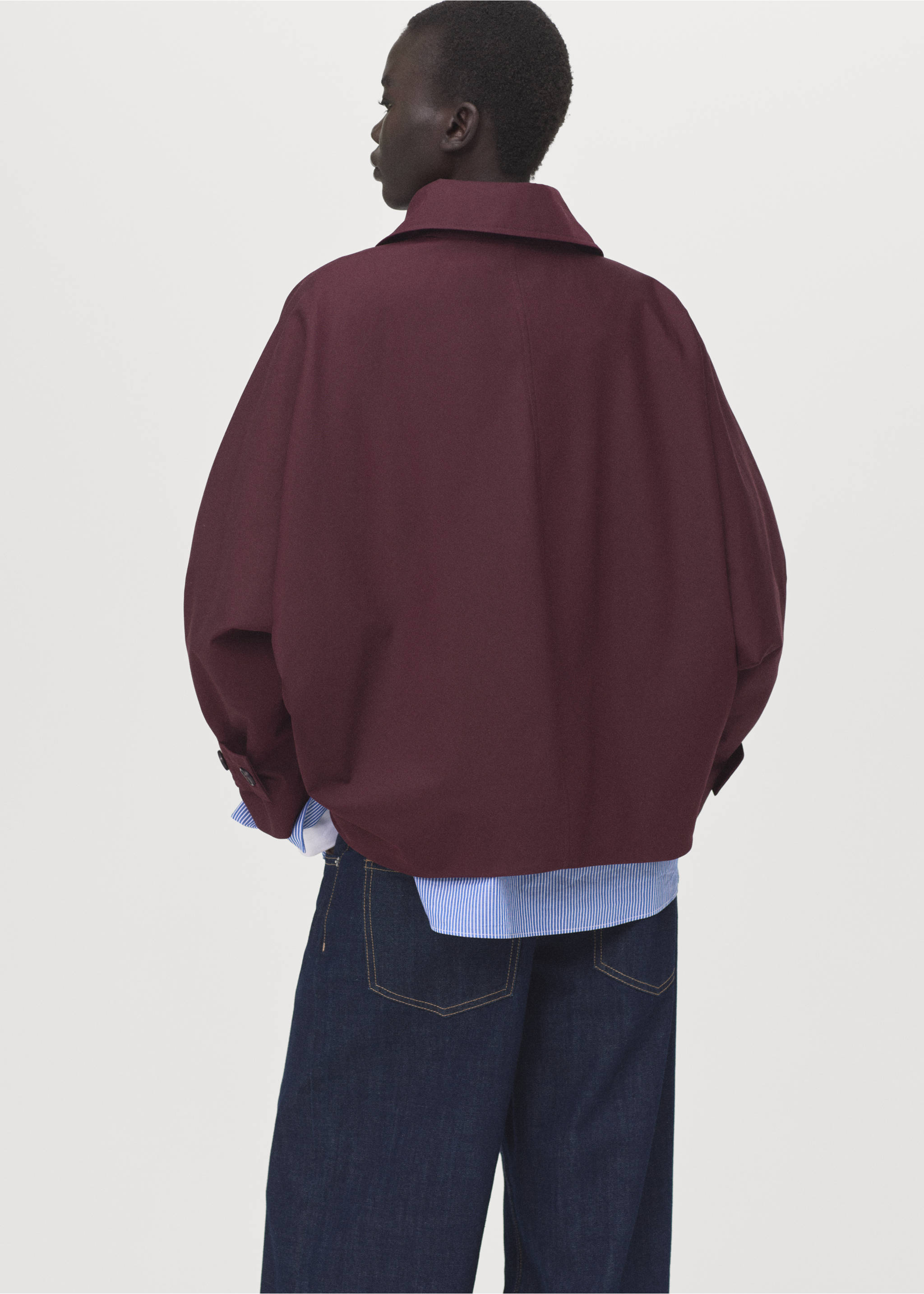 Short double-breasted trench coat with hood - Reverse of the article, Maroon. Ref: 27064772-00.