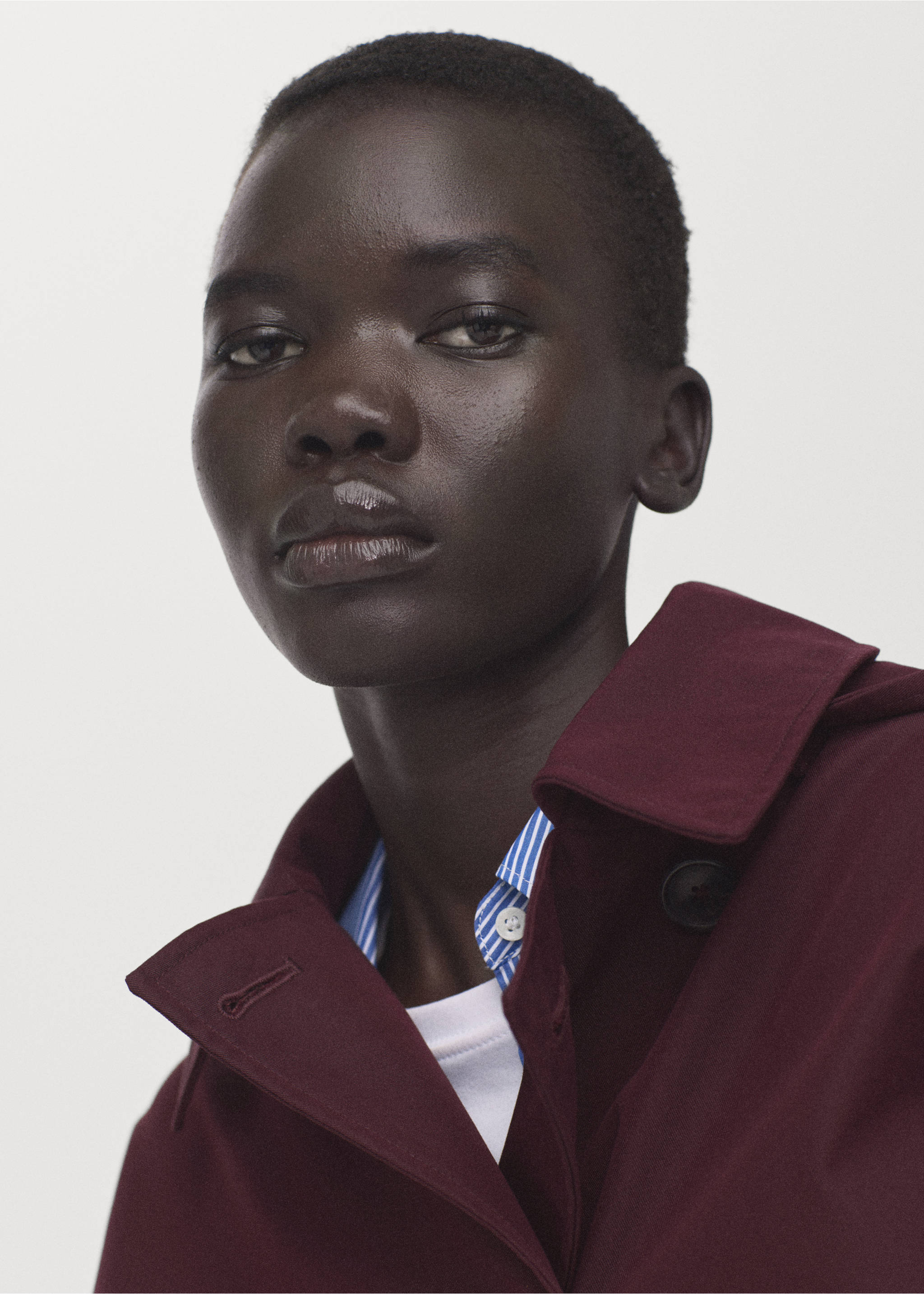 Short double-breasted trench coat with hood - Details of the article 1, Maroon. Ref: 27064772-00.