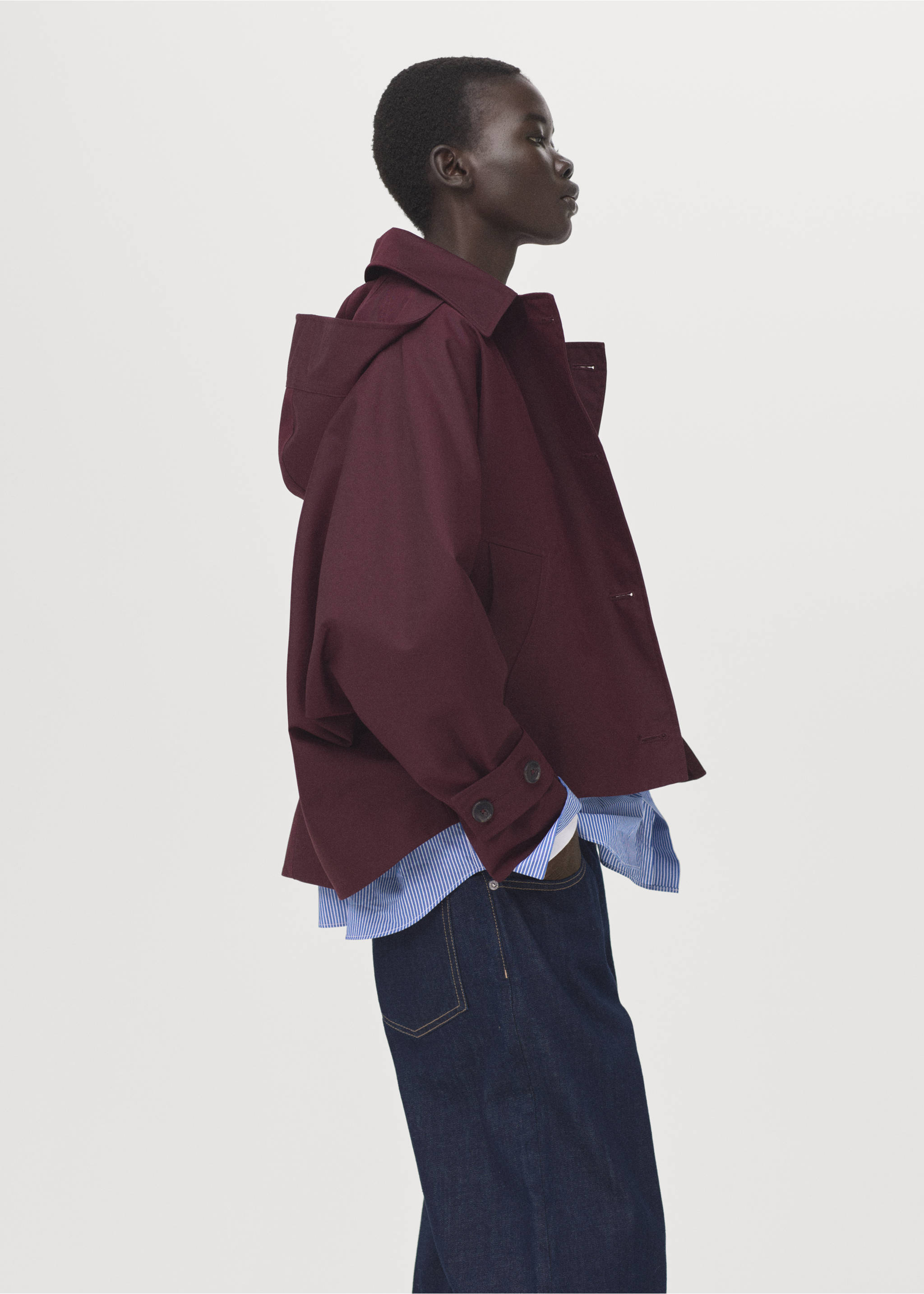 Short double-breasted trench coat with hood - Details of the article 3, Maroon. Ref: 27064772-00.