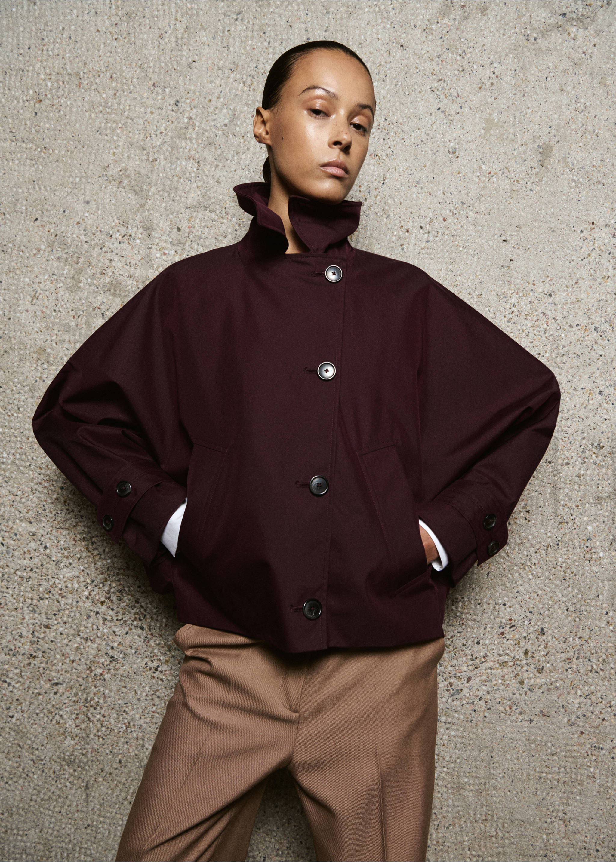 Trench corto cruzado capucha - Plano medio, Granate. Ref: 27064772-02.